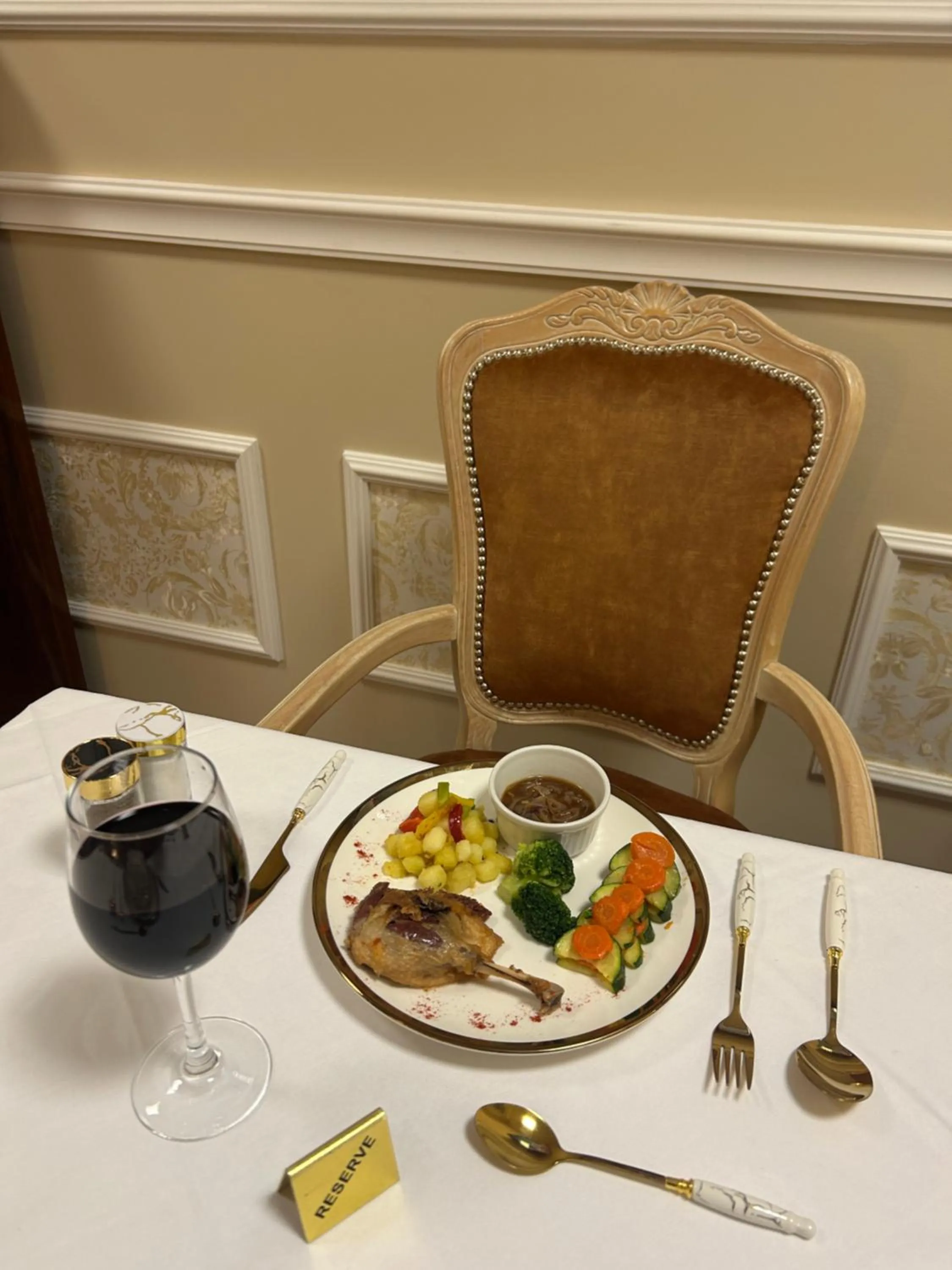 Food and drinks in Hôtel De Champagne