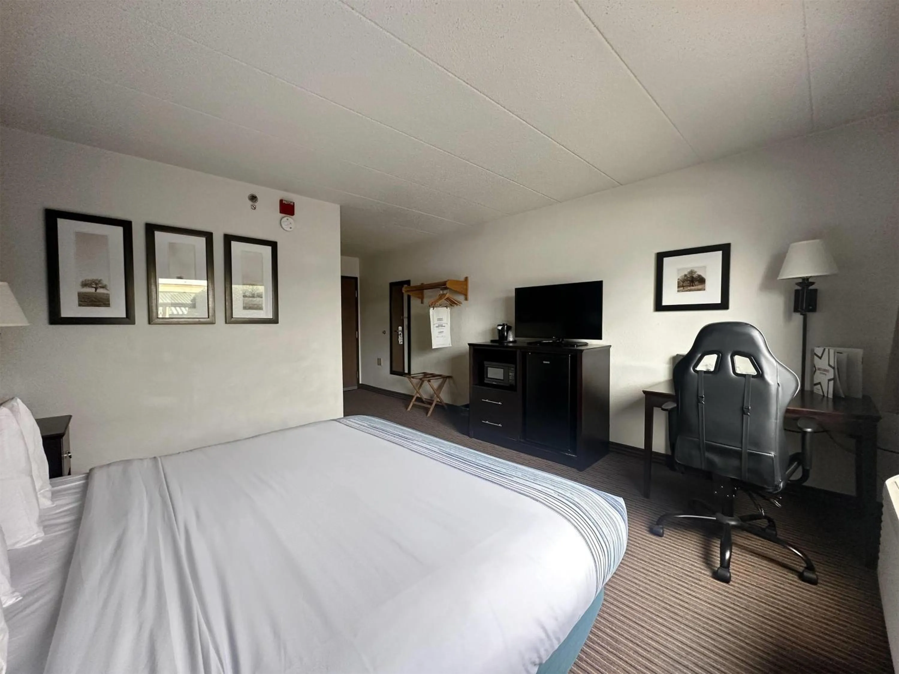 Photo of the whole room, Bed in AmericInn by Wyndham Menominee