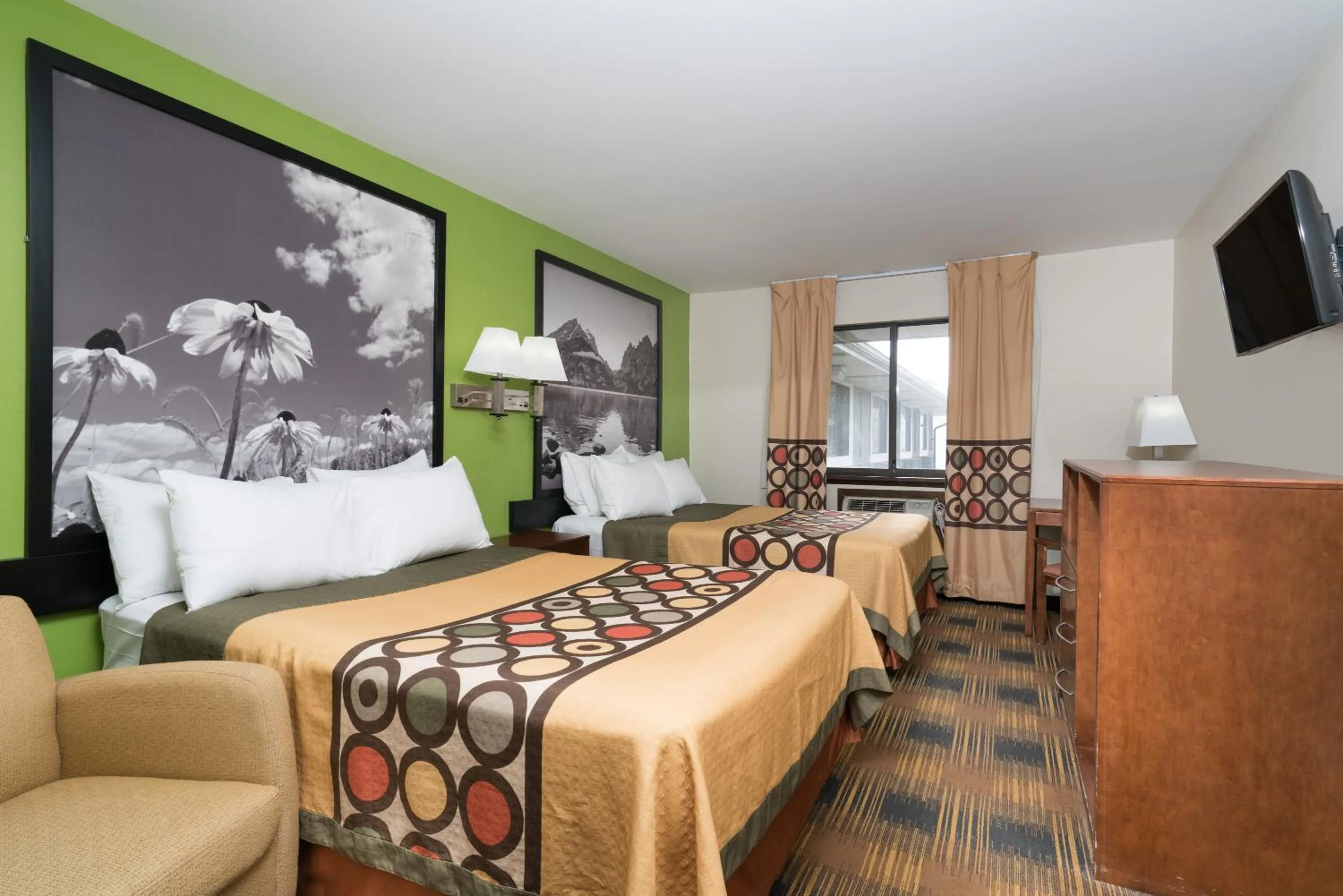 Bed in Super 8 by Wyndham Rochester Mayo Clinic Area