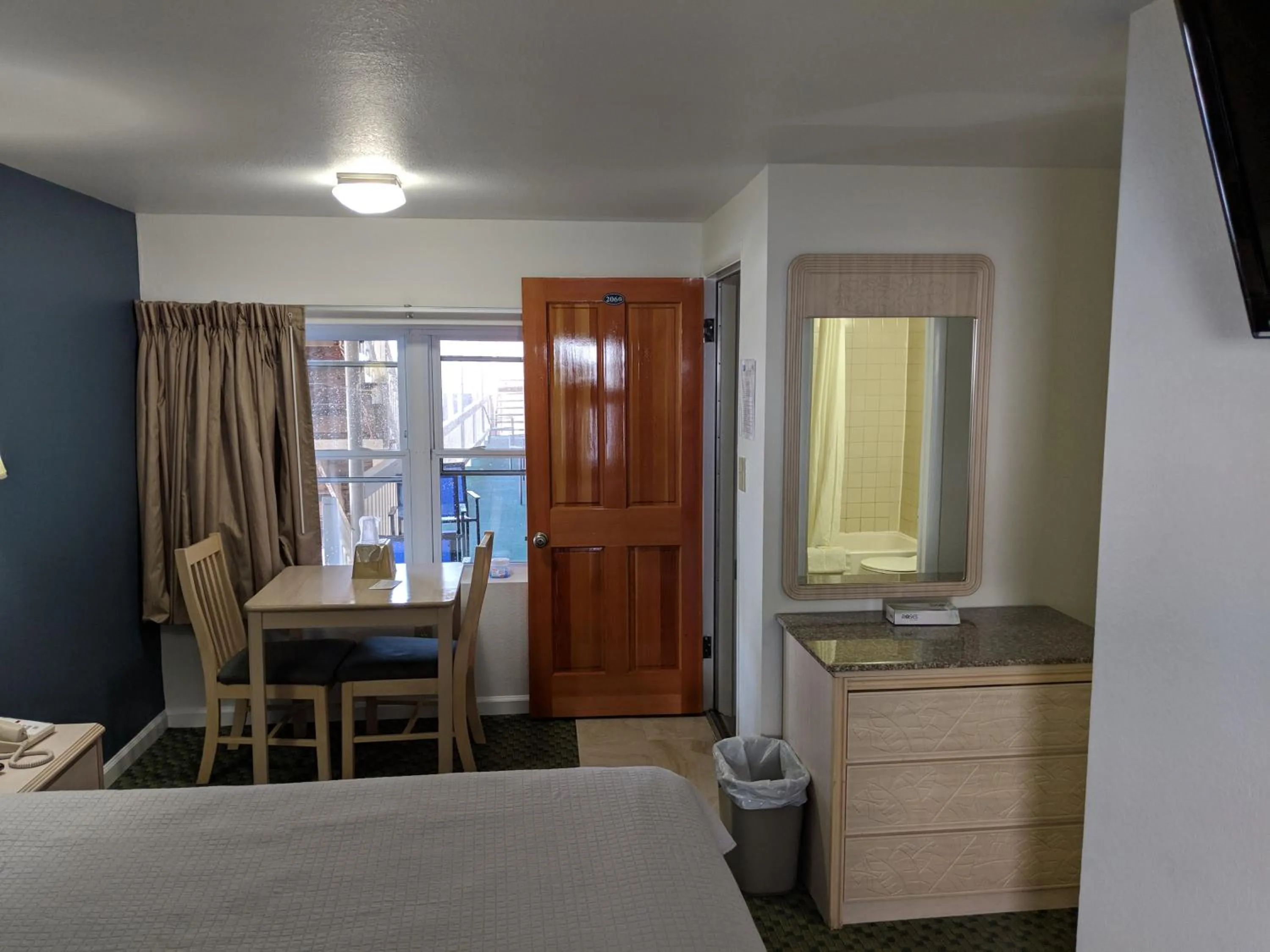 Balcony/Terrace, Bed in Crystal Sands Motel