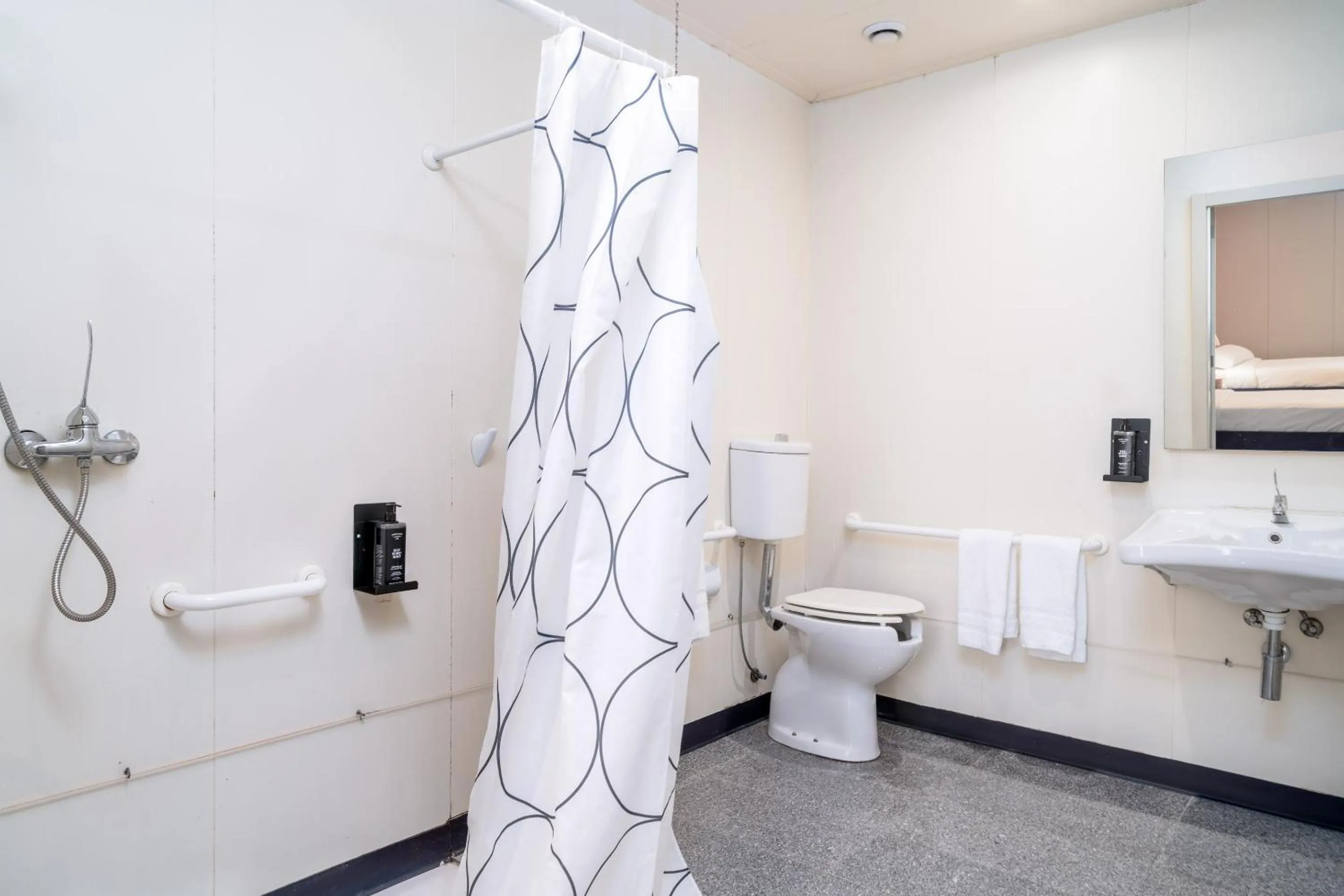 Shower in Herculano Stays Porto - Digital Access