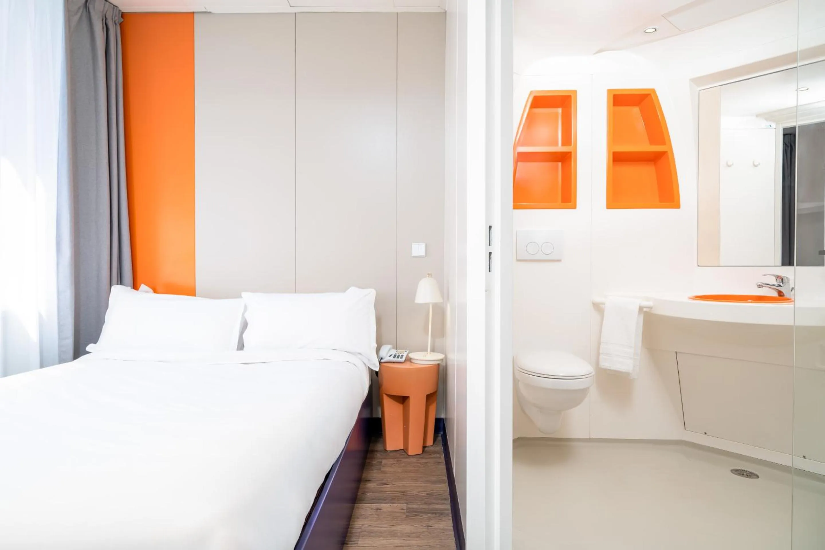 Shower, Bed in Herculano Stays Porto - Digital Access