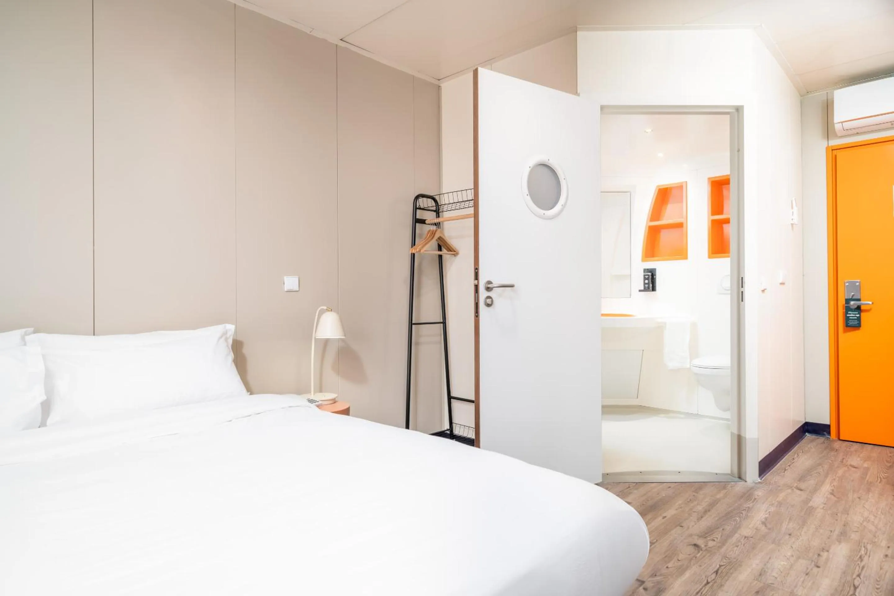 Shower, Bed in Herculano Stays Porto - Digital Access
