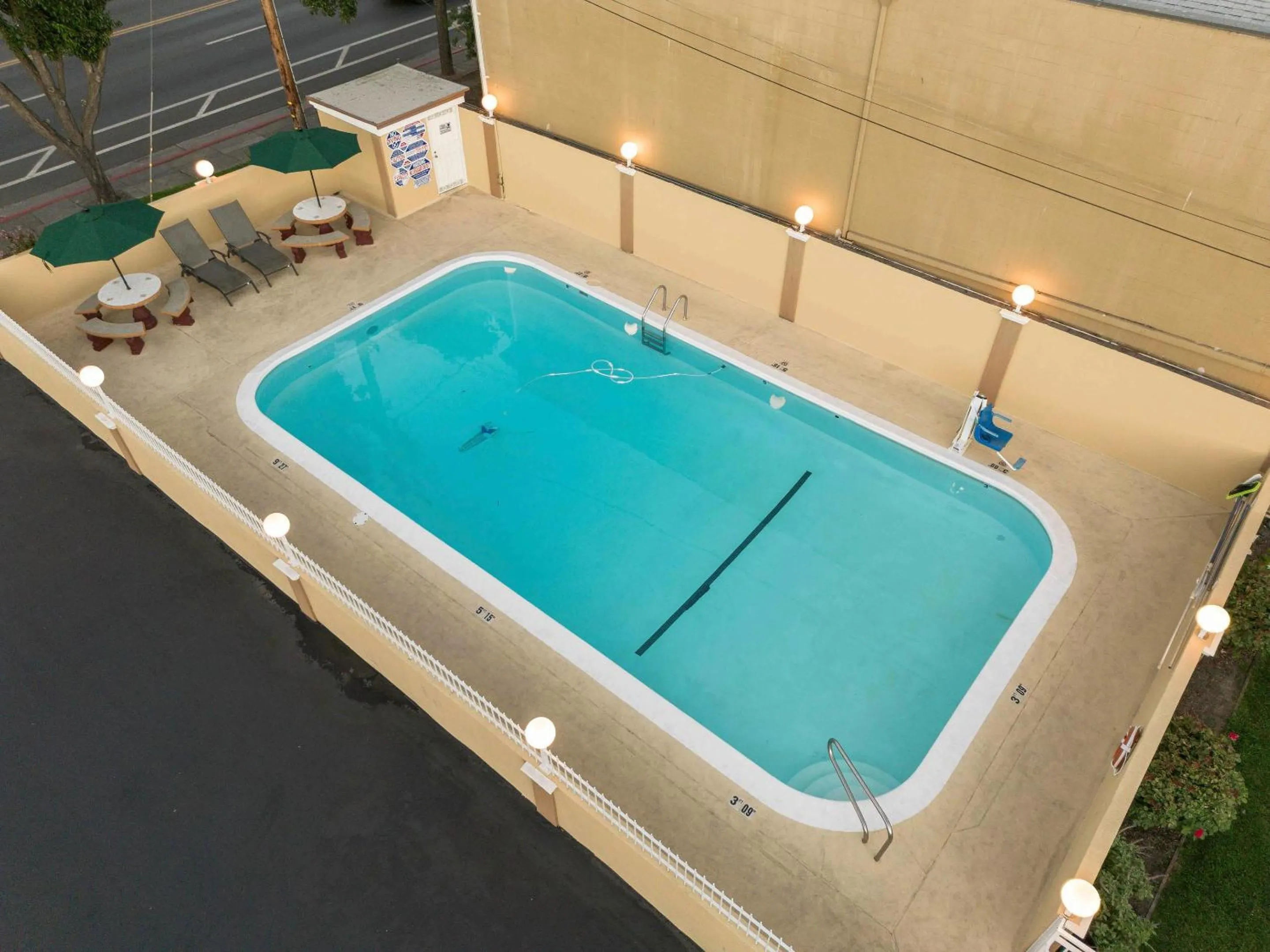 Swimming pool in Quality Inn Ukiah