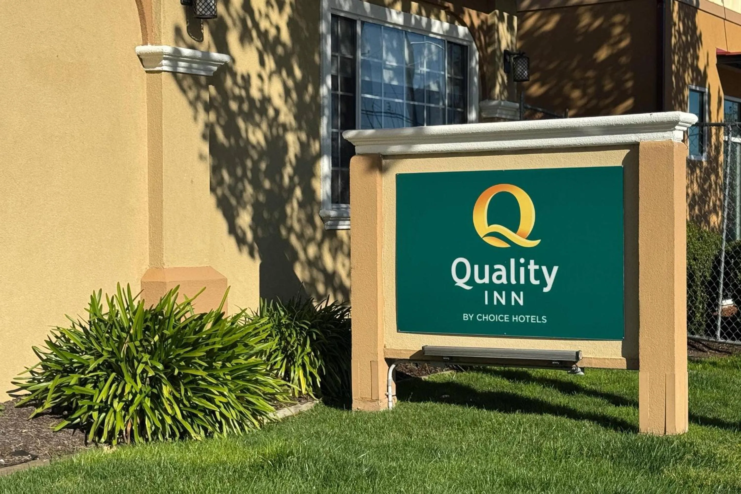 Property building in Quality Inn Ukiah