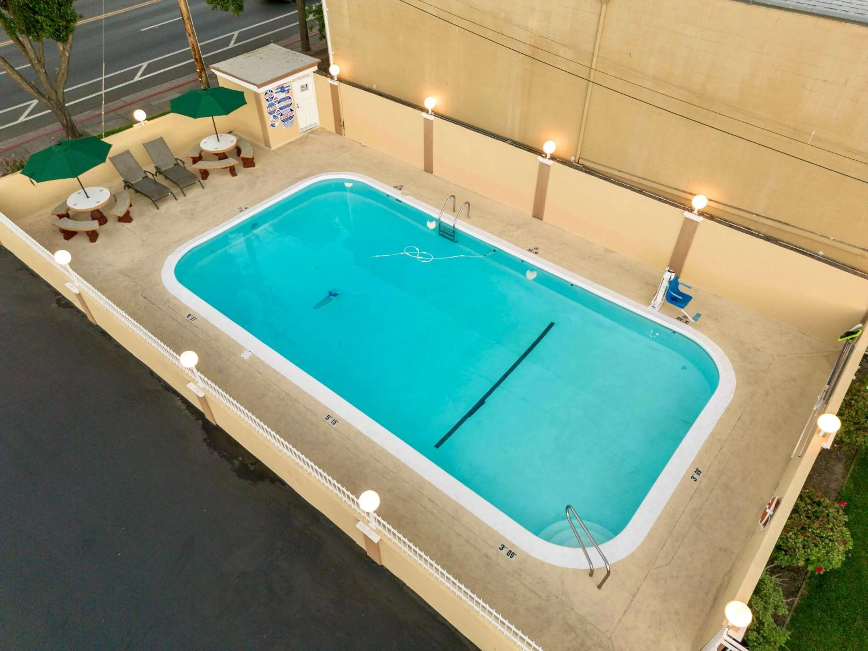 Swimming pool in Quality Inn Ukiah