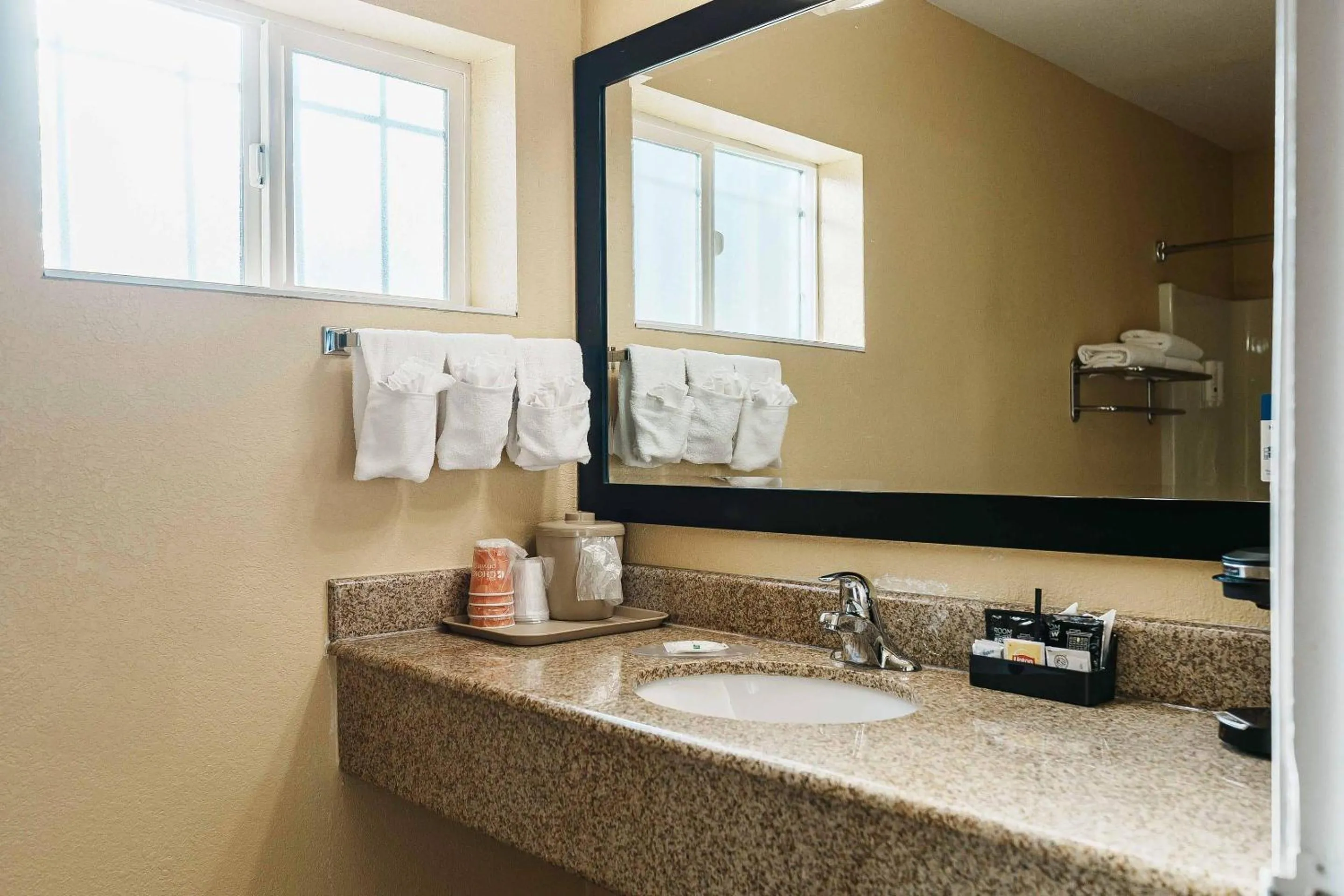 Bedroom in Quality Inn Ukiah