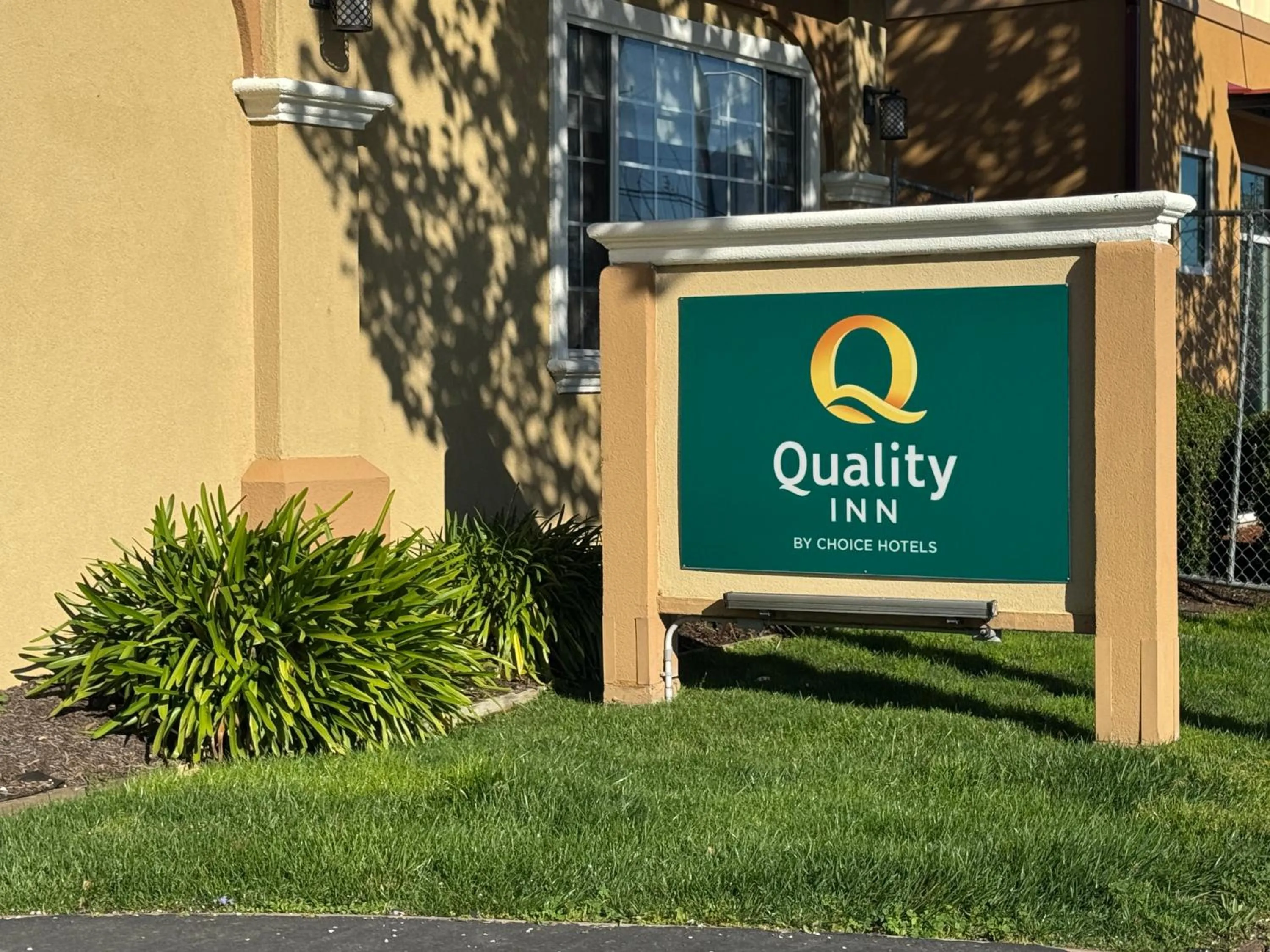 Property building in Quality Inn Ukiah