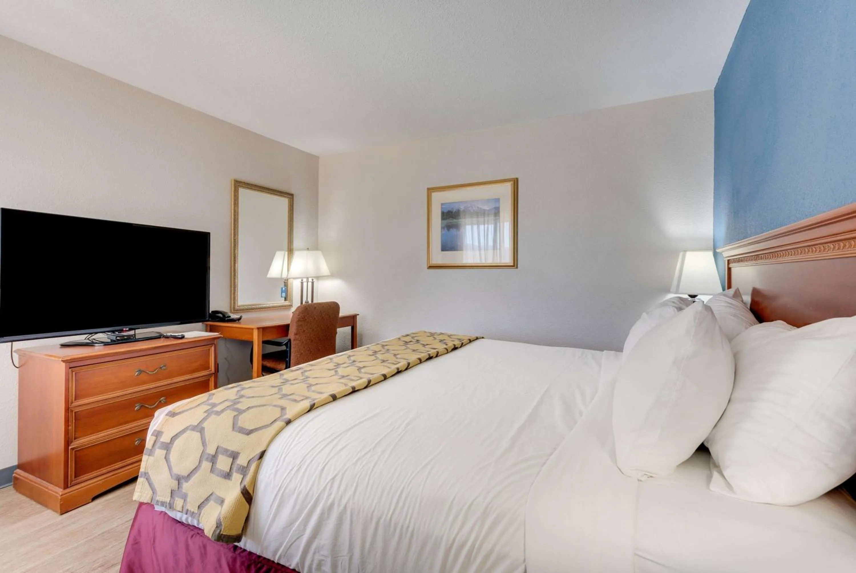 Photo of the whole room, Bed in Baymont by Wyndham Salida