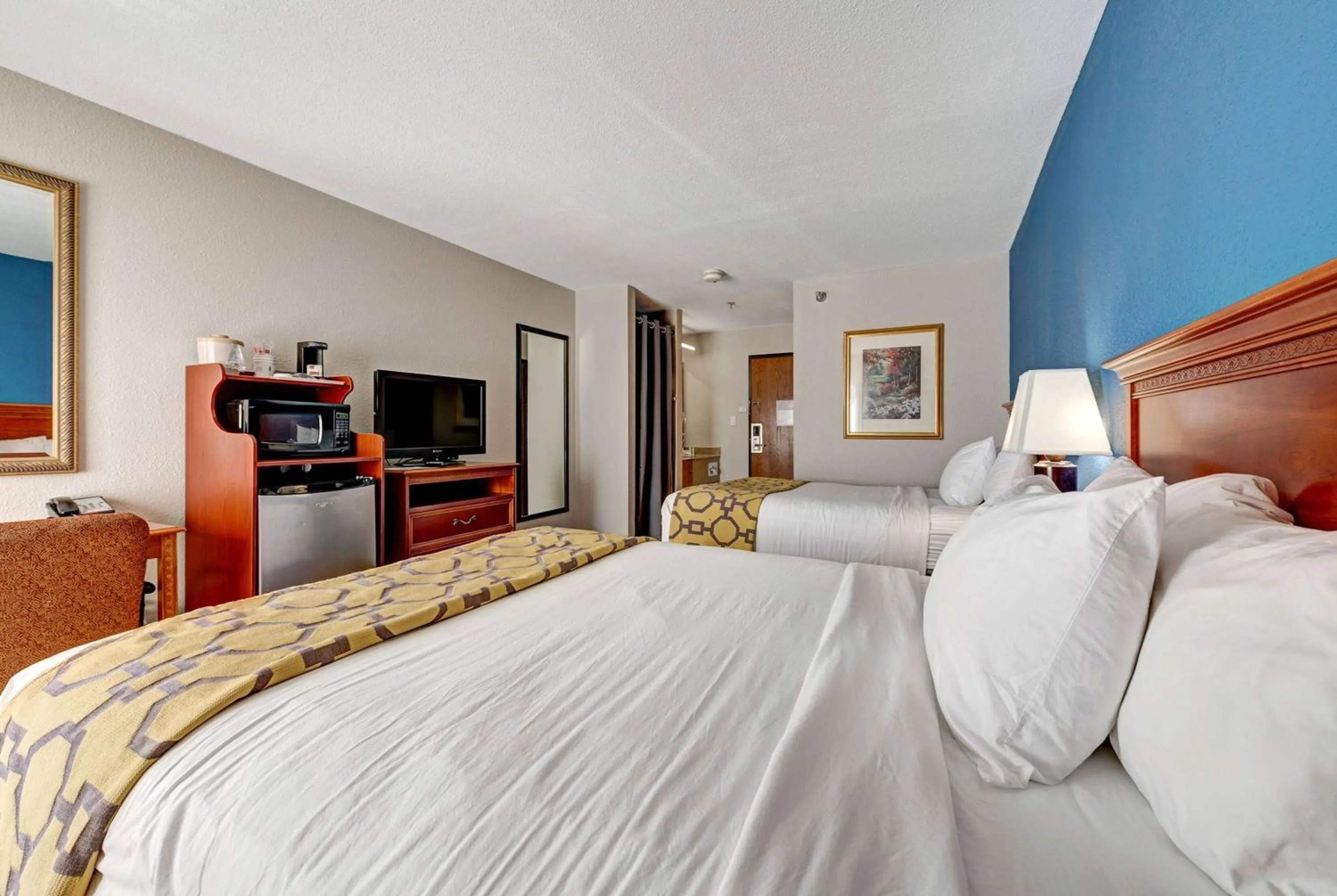 Photo of the whole room, Bed in Baymont by Wyndham Salida