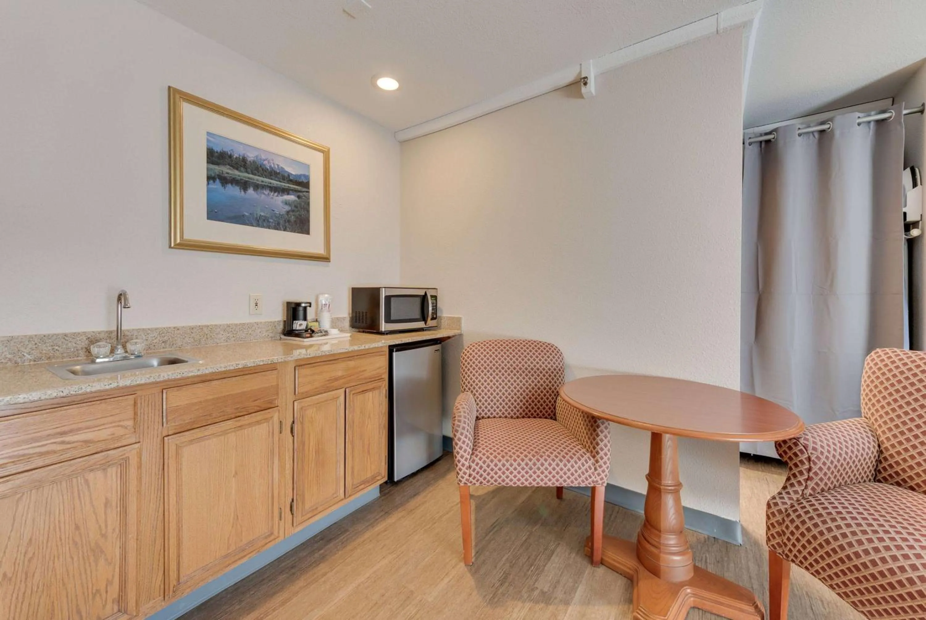 Photo of the whole room in Baymont by Wyndham Salida