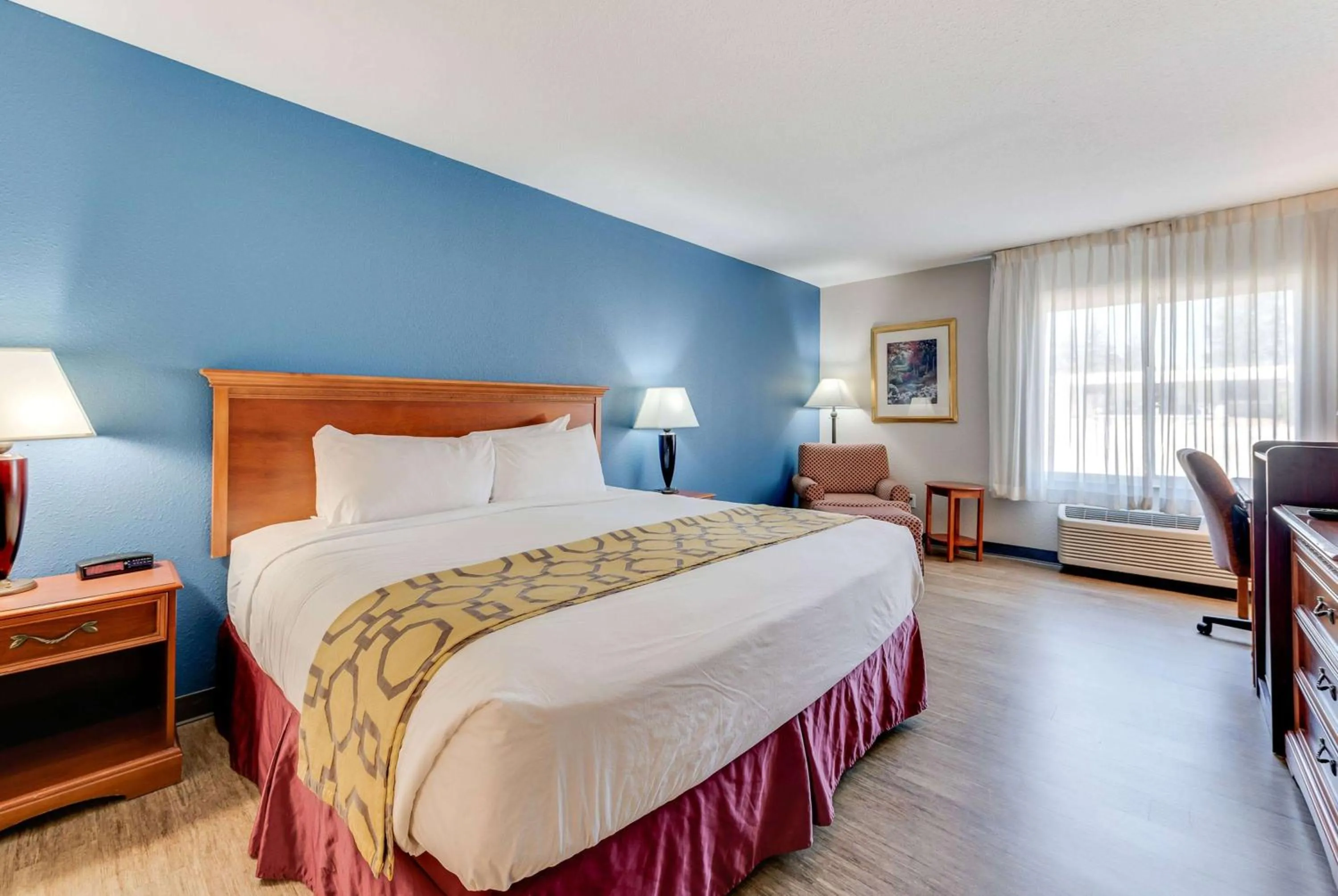 Photo of the whole room, Bed in Baymont by Wyndham Salida