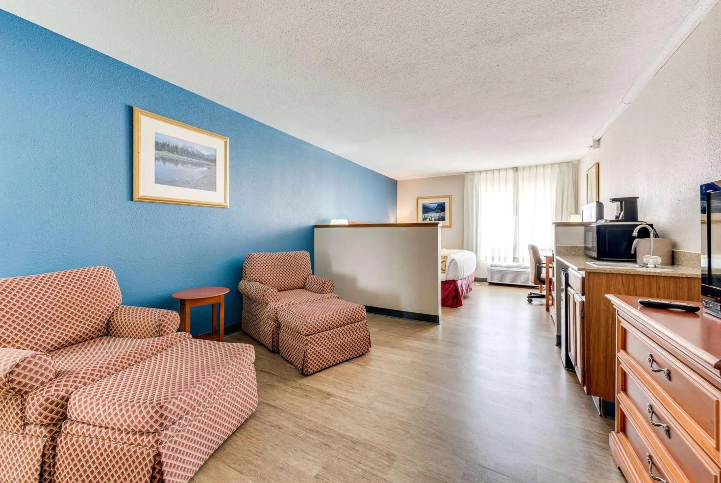 Photo of the whole room in Baymont by Wyndham Salida