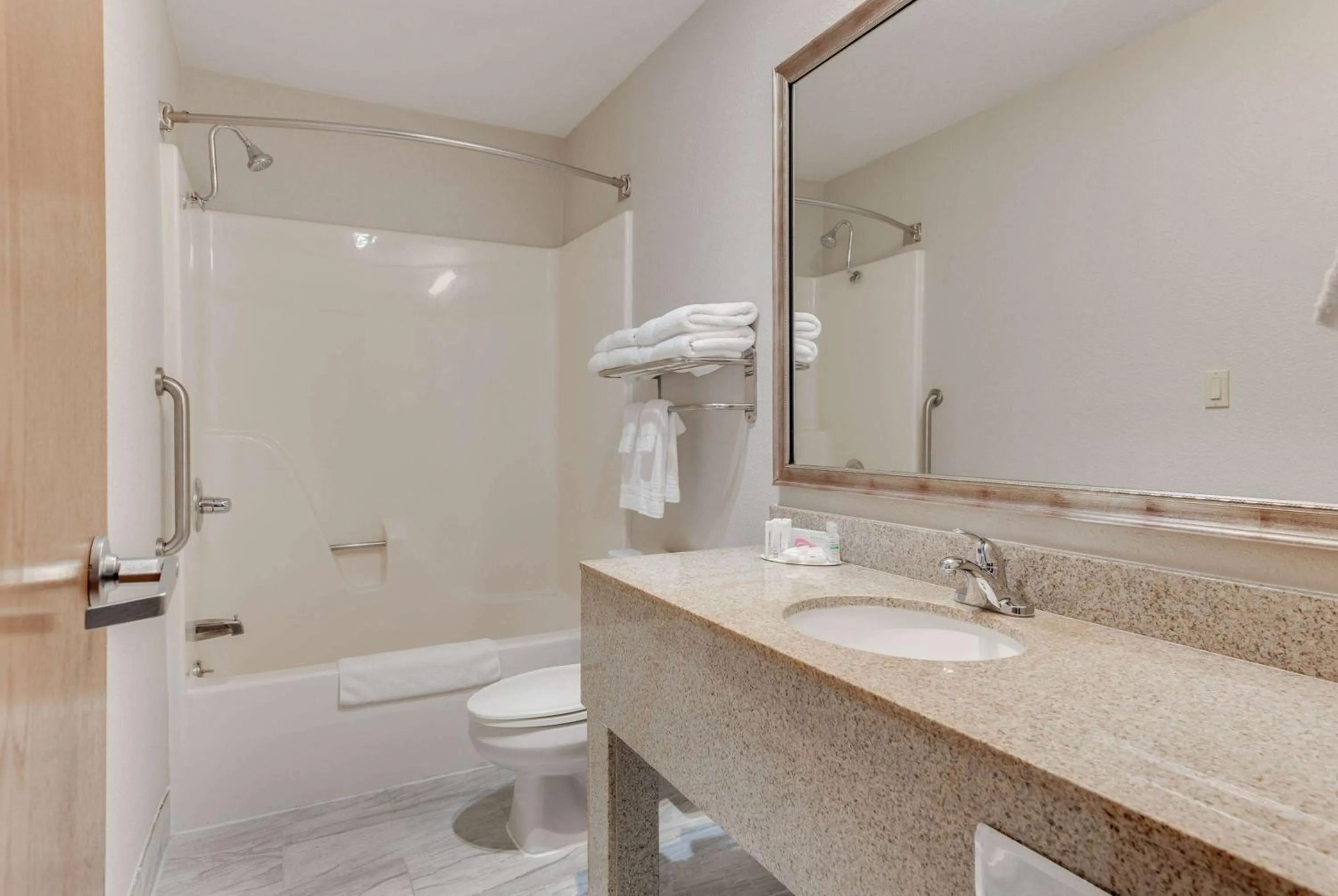 TV and multimedia in Baymont by Wyndham Salida