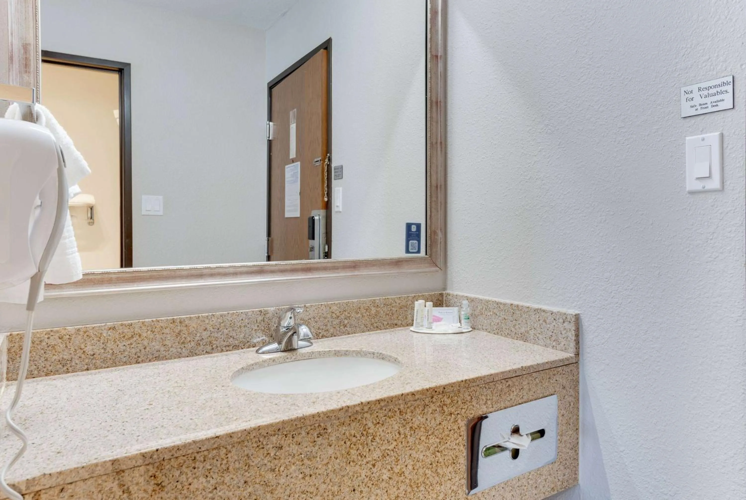 TV and multimedia in Baymont by Wyndham Salida