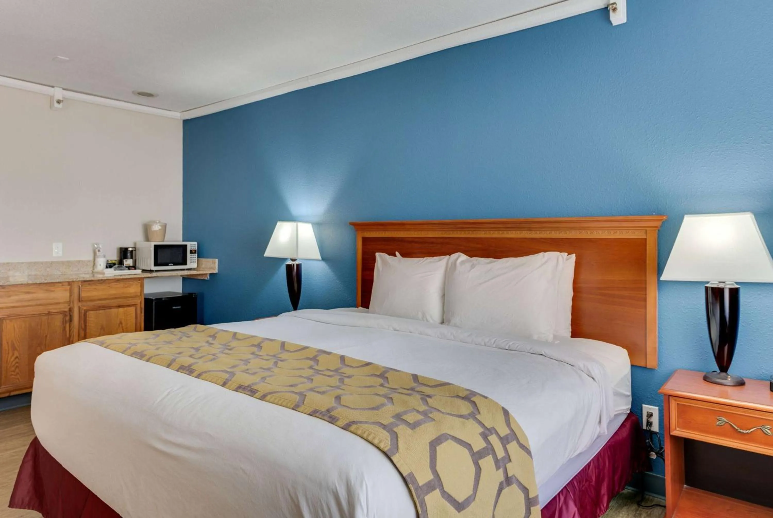 Photo of the whole room, Bed in Baymont by Wyndham Salida