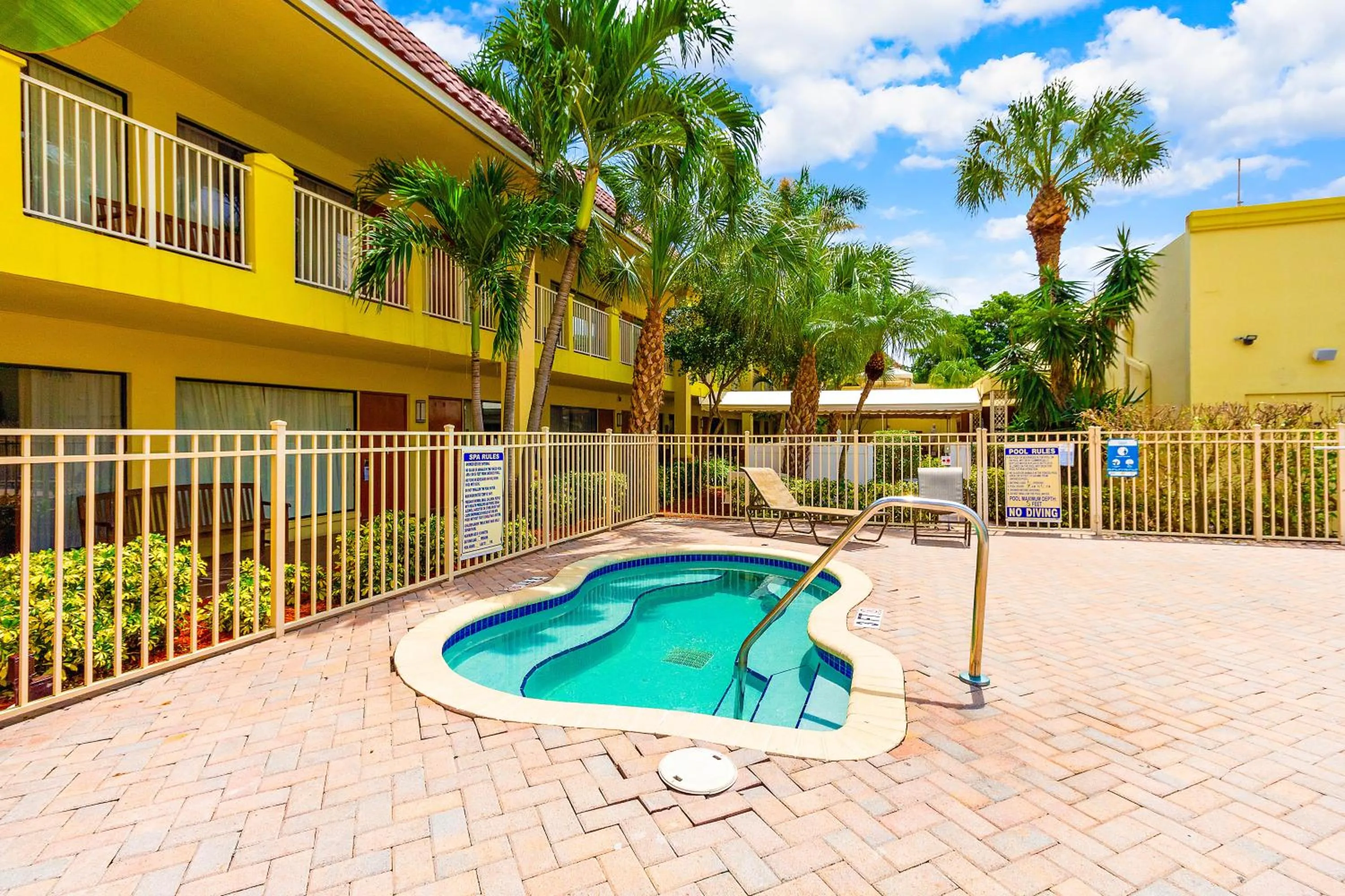 Swimming pool in Best Western Plus University Inn