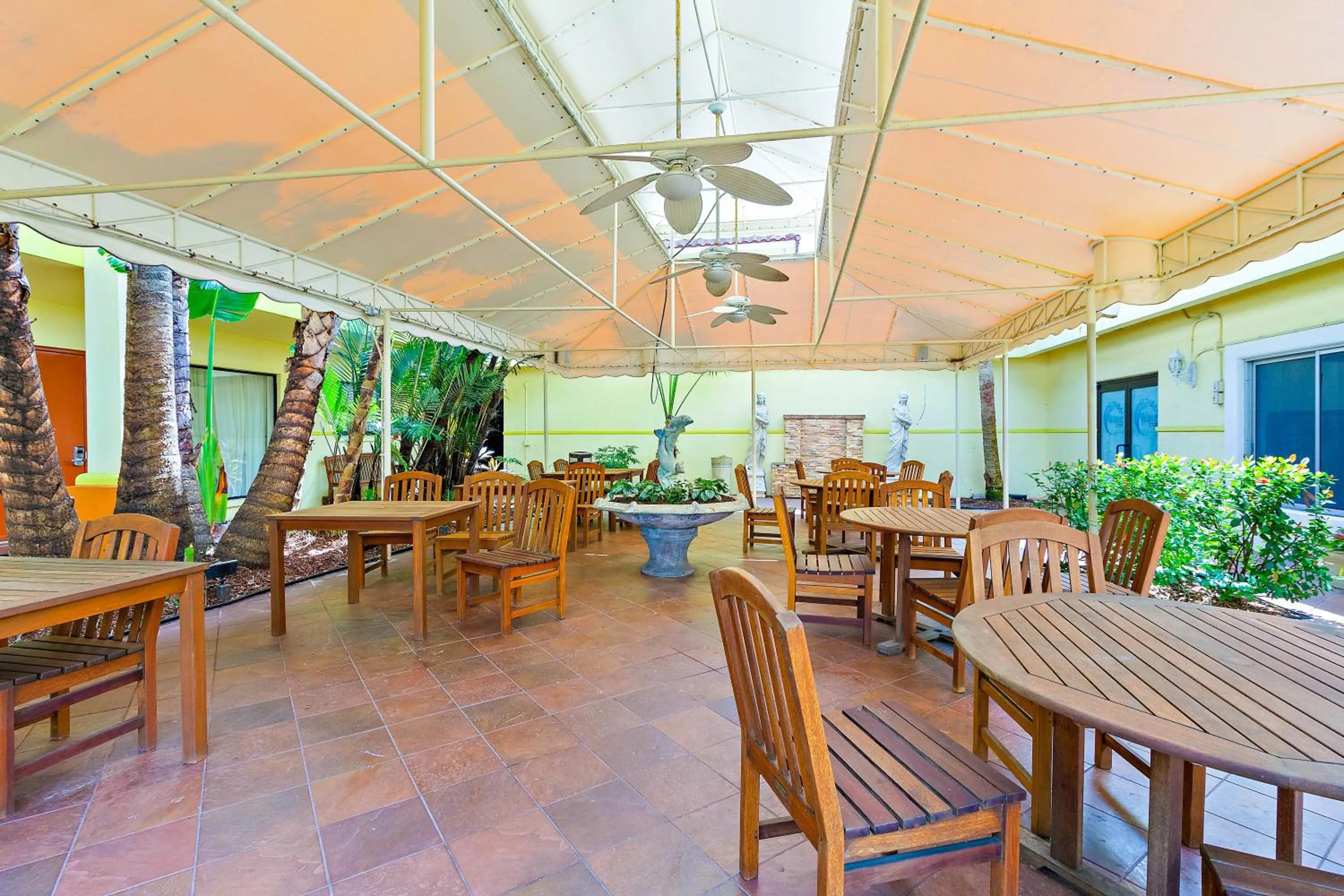 Seating area in Best Western Plus University Inn