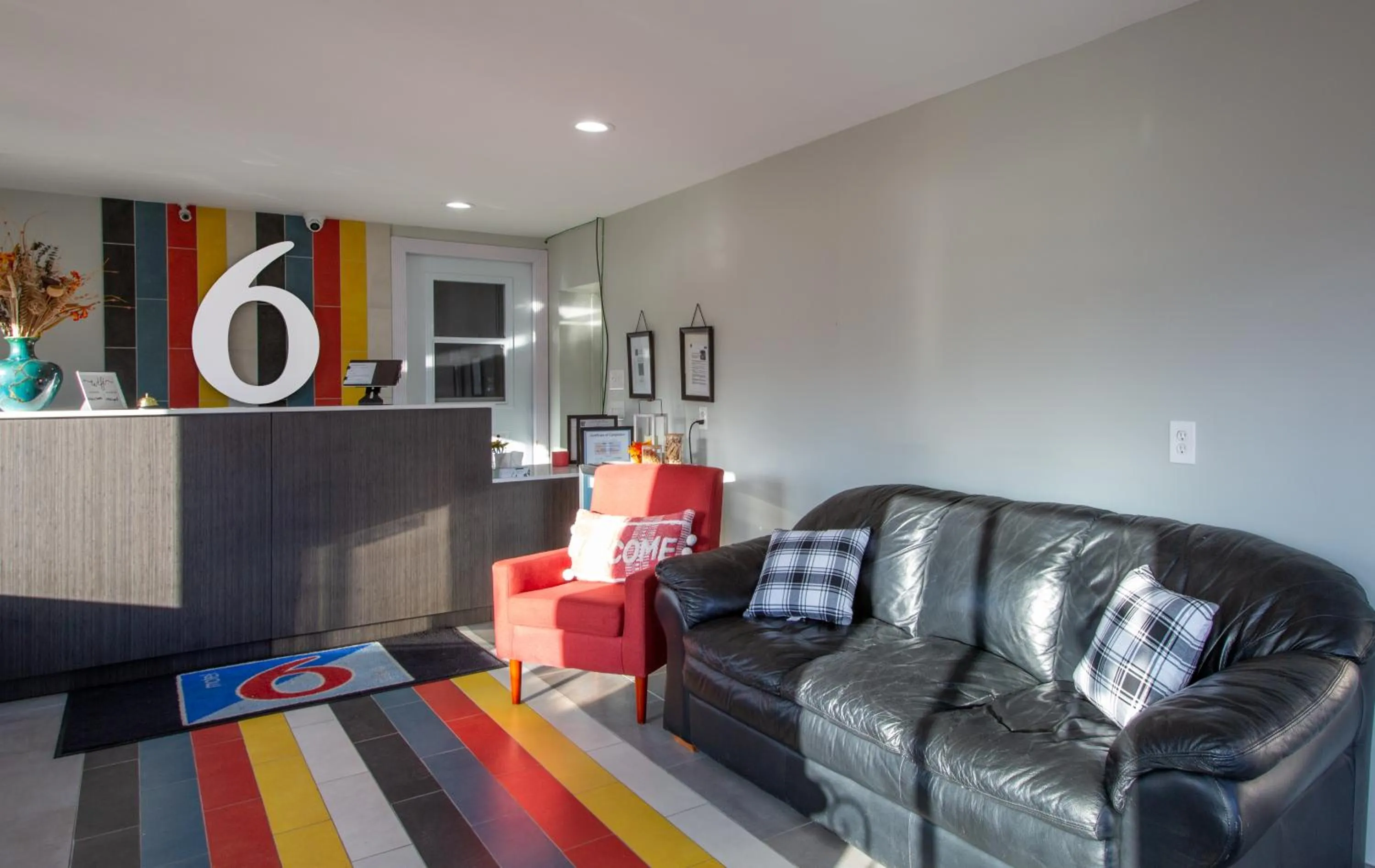 Living room in Motel 6 Williams AZ Downtown Grand Canyon