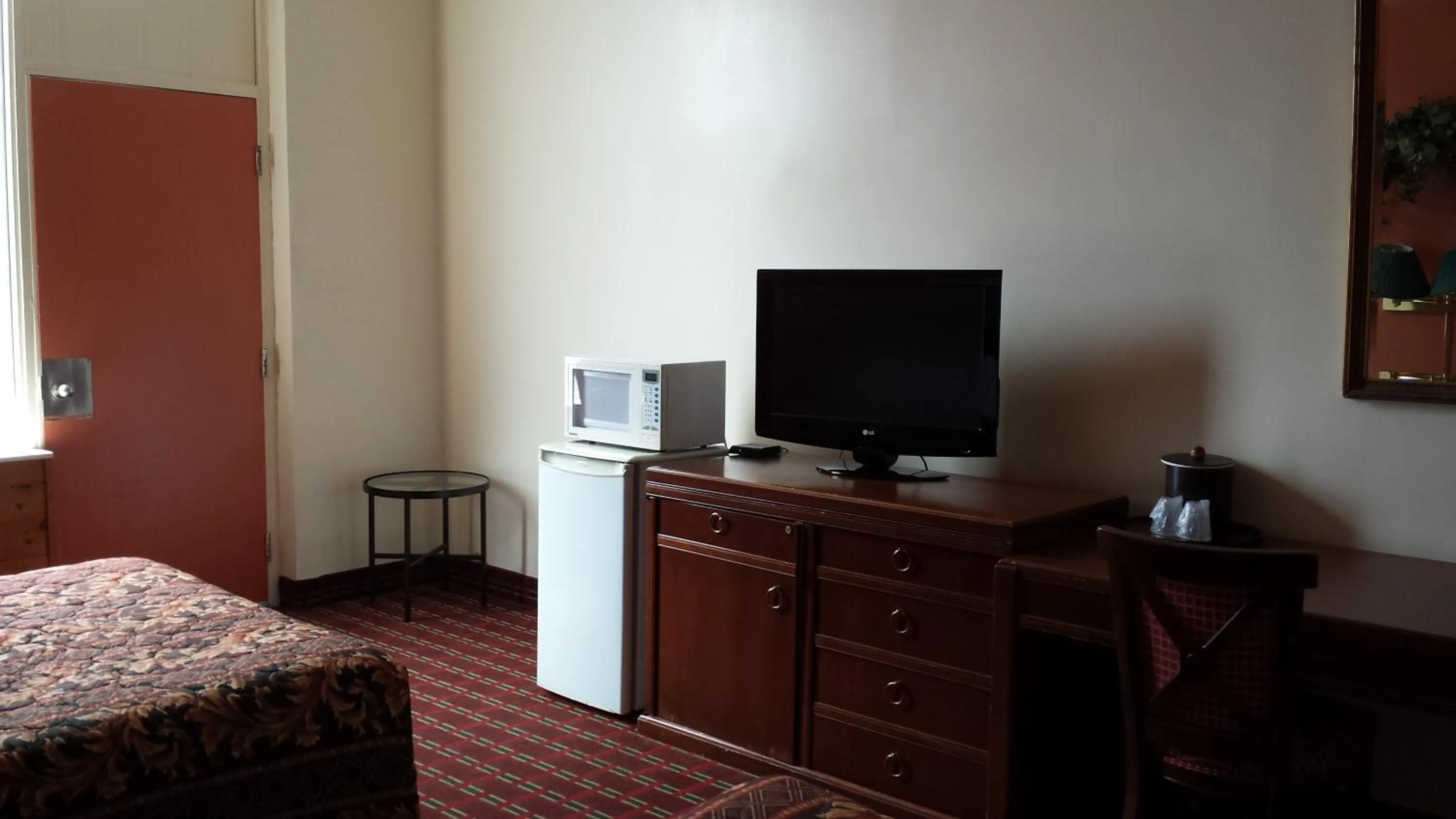 TV and multimedia in Midtown Hotel