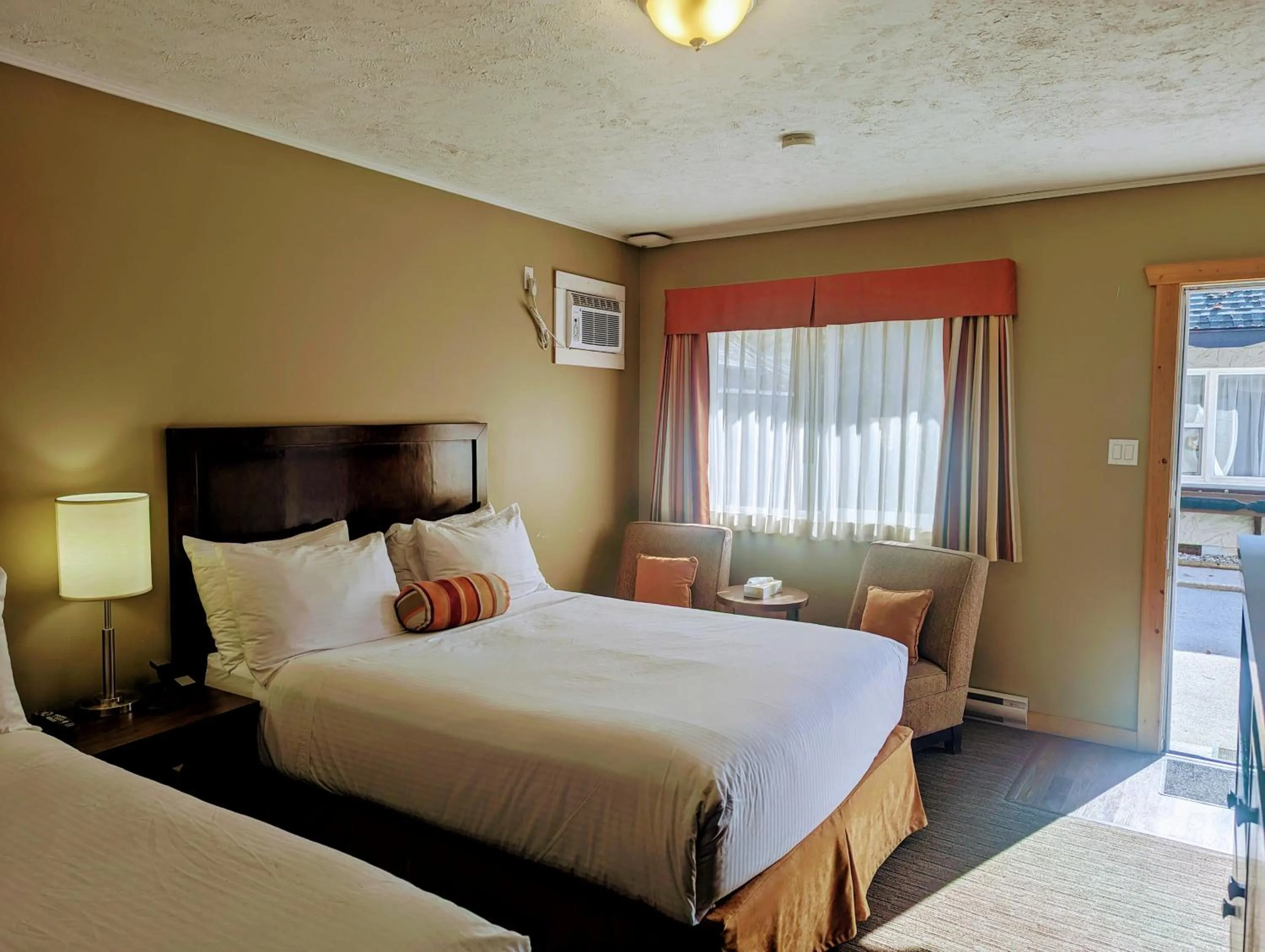 Bed in Alpine Inn & Suites