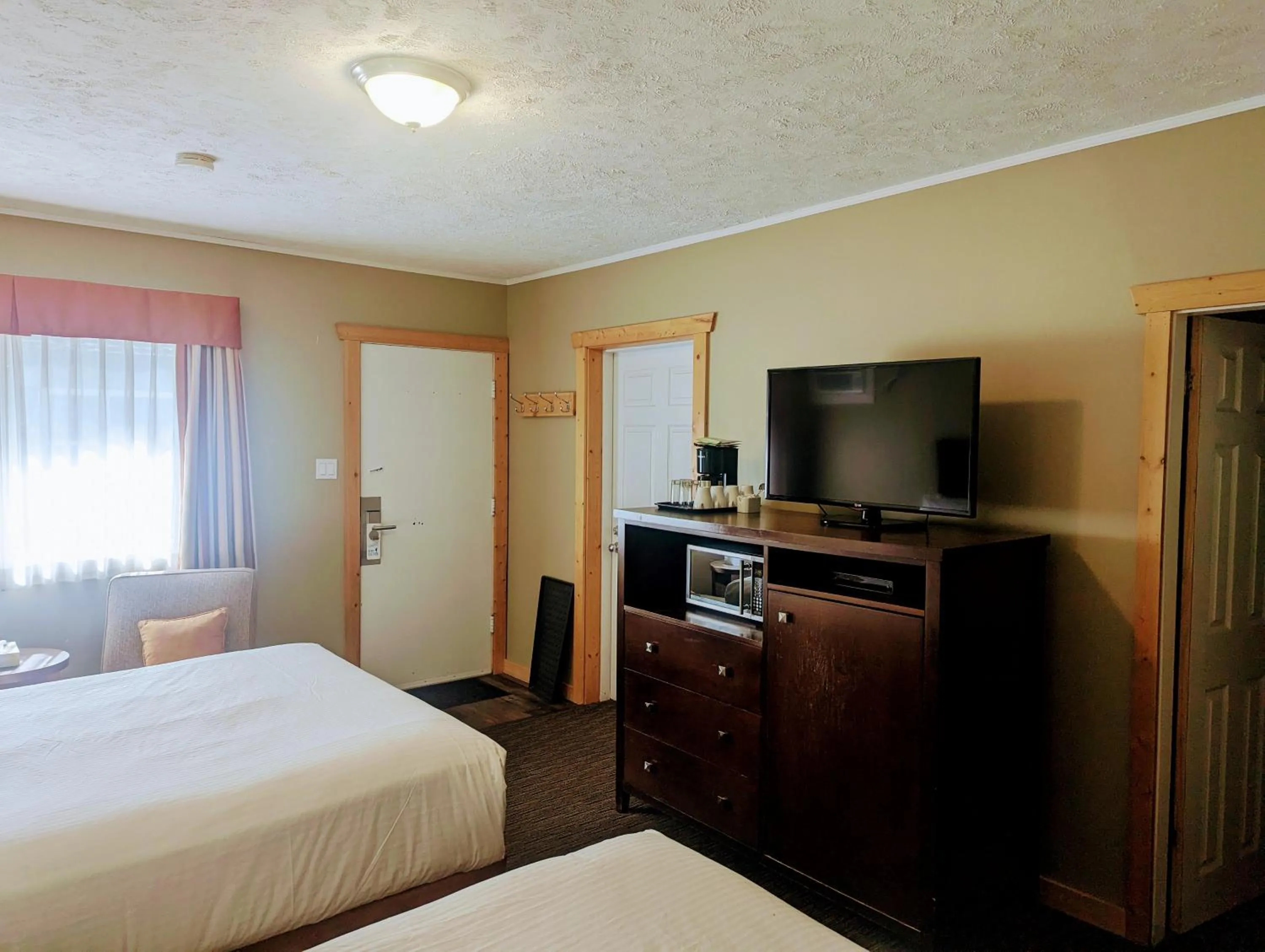 Bedroom, Bed in Alpine Inn & Suites