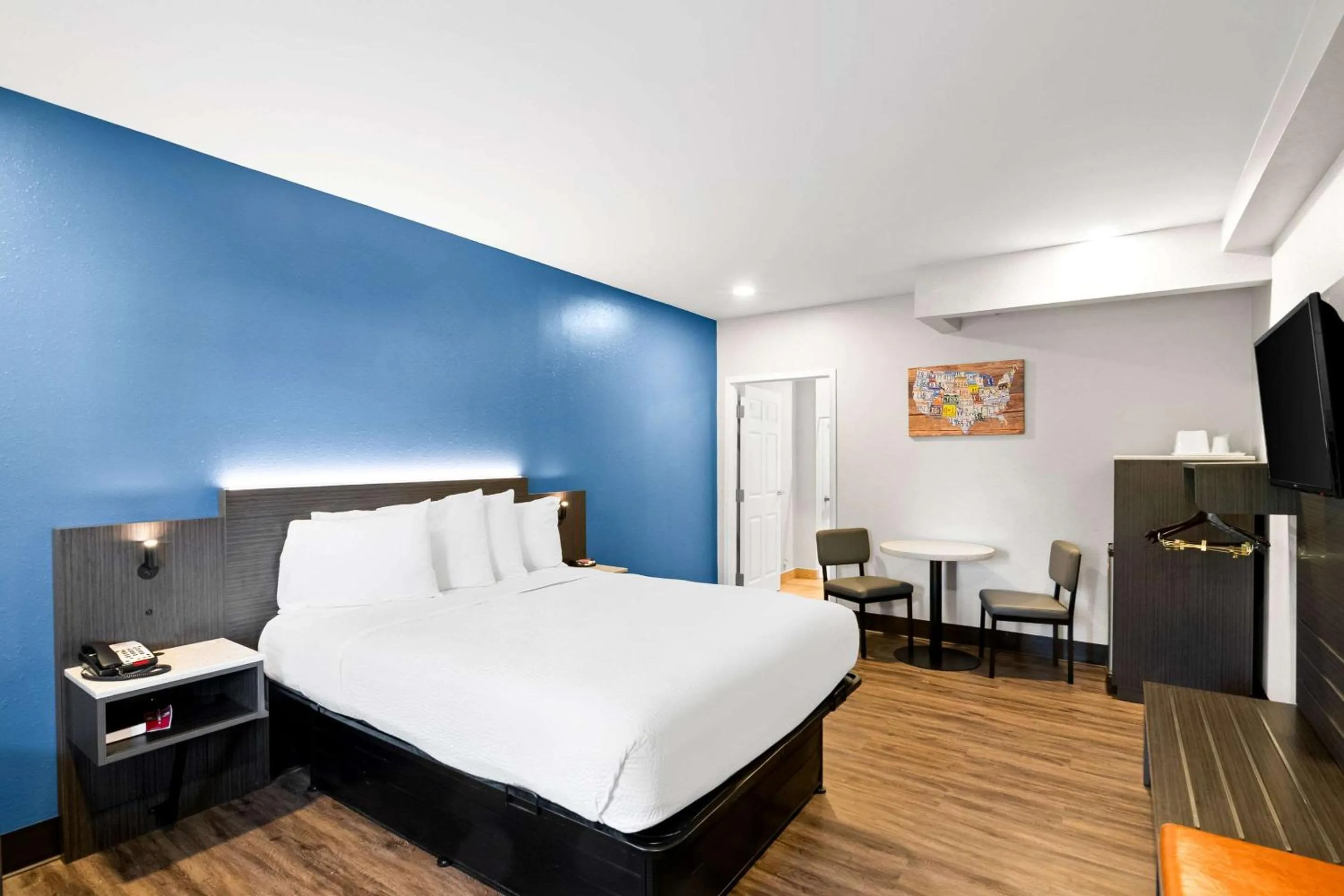 Bedroom, Bed in Days Inn by Wyndham Bethel - Danbury