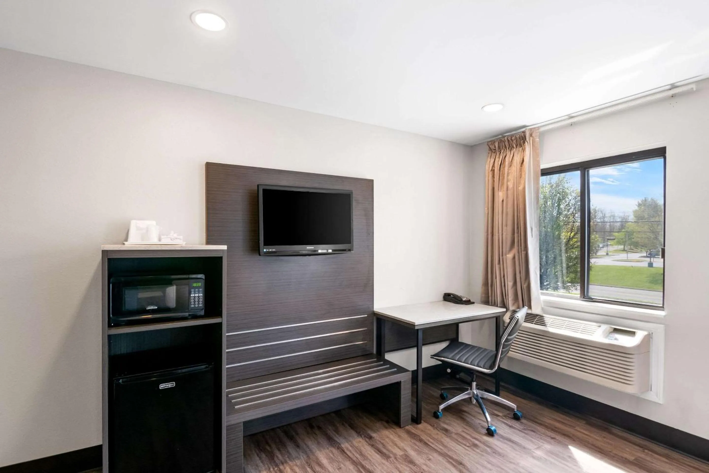 Bedroom in Days Inn by Wyndham Bethel - Danbury