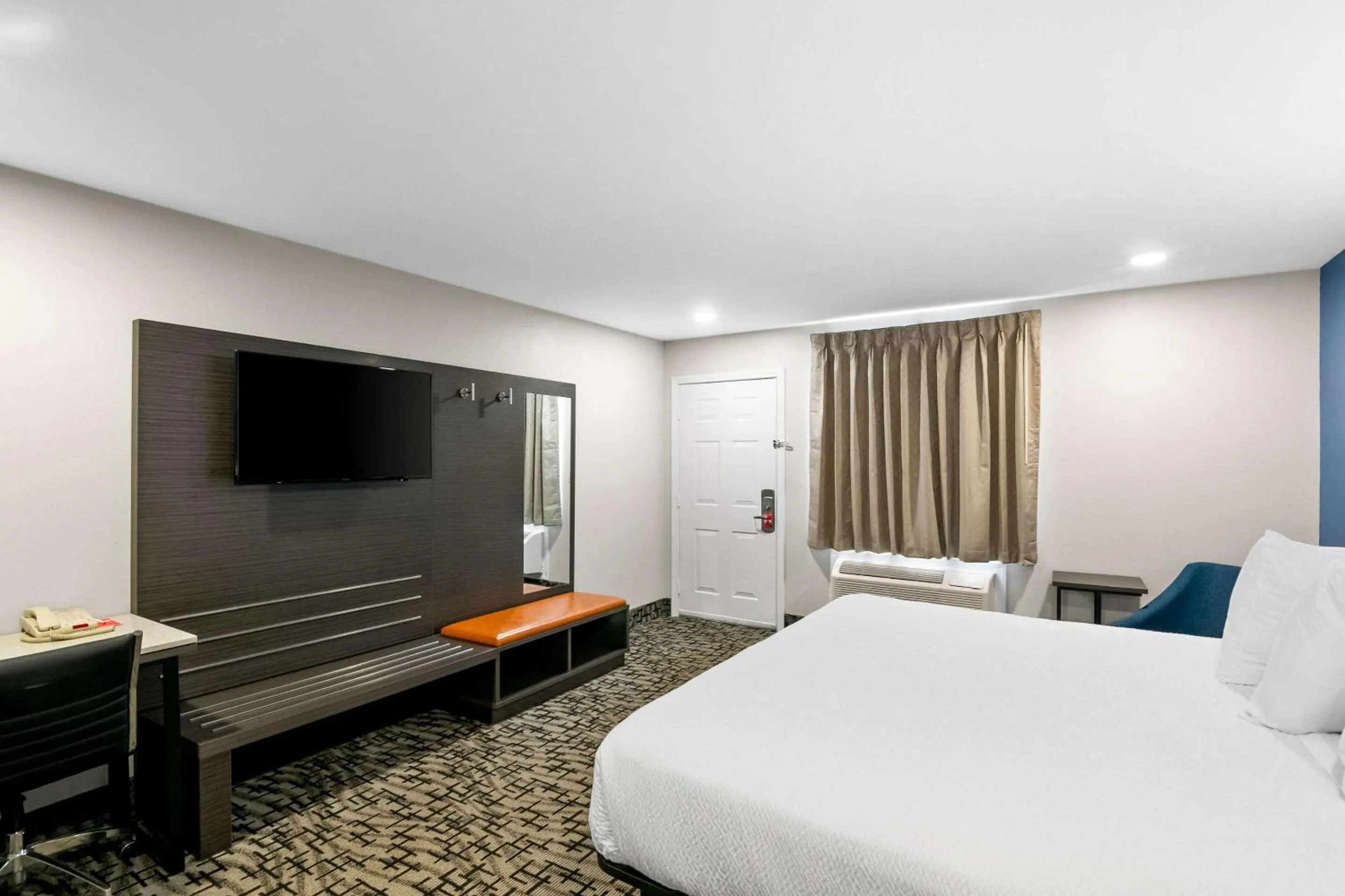 Bedroom, Bed in Days Inn by Wyndham Bethel - Danbury