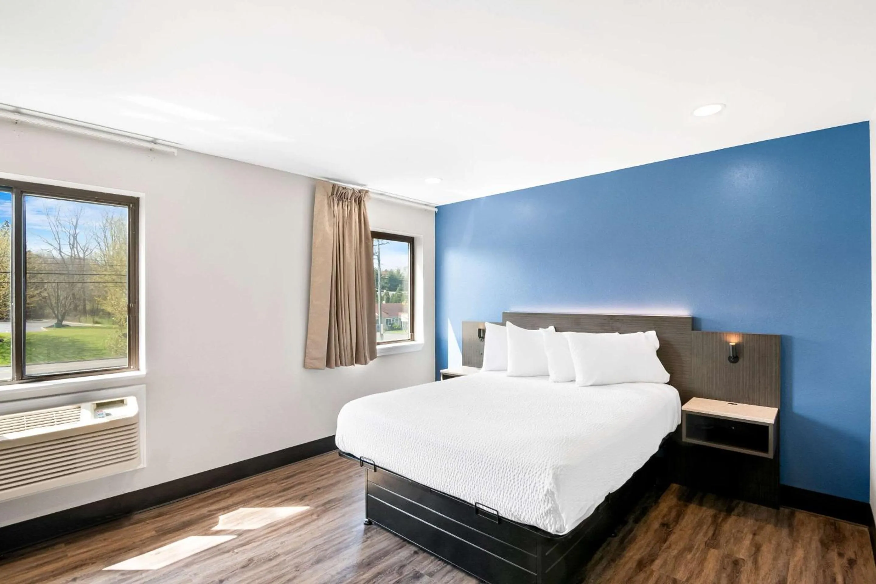 Bedroom, Bed in Days Inn by Wyndham Bethel - Danbury