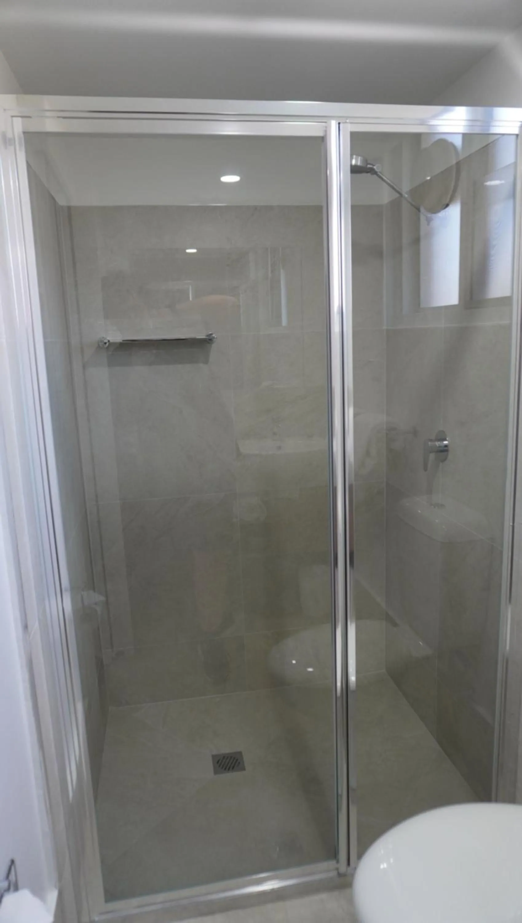 Shower in Abbotsleigh Motor Inn