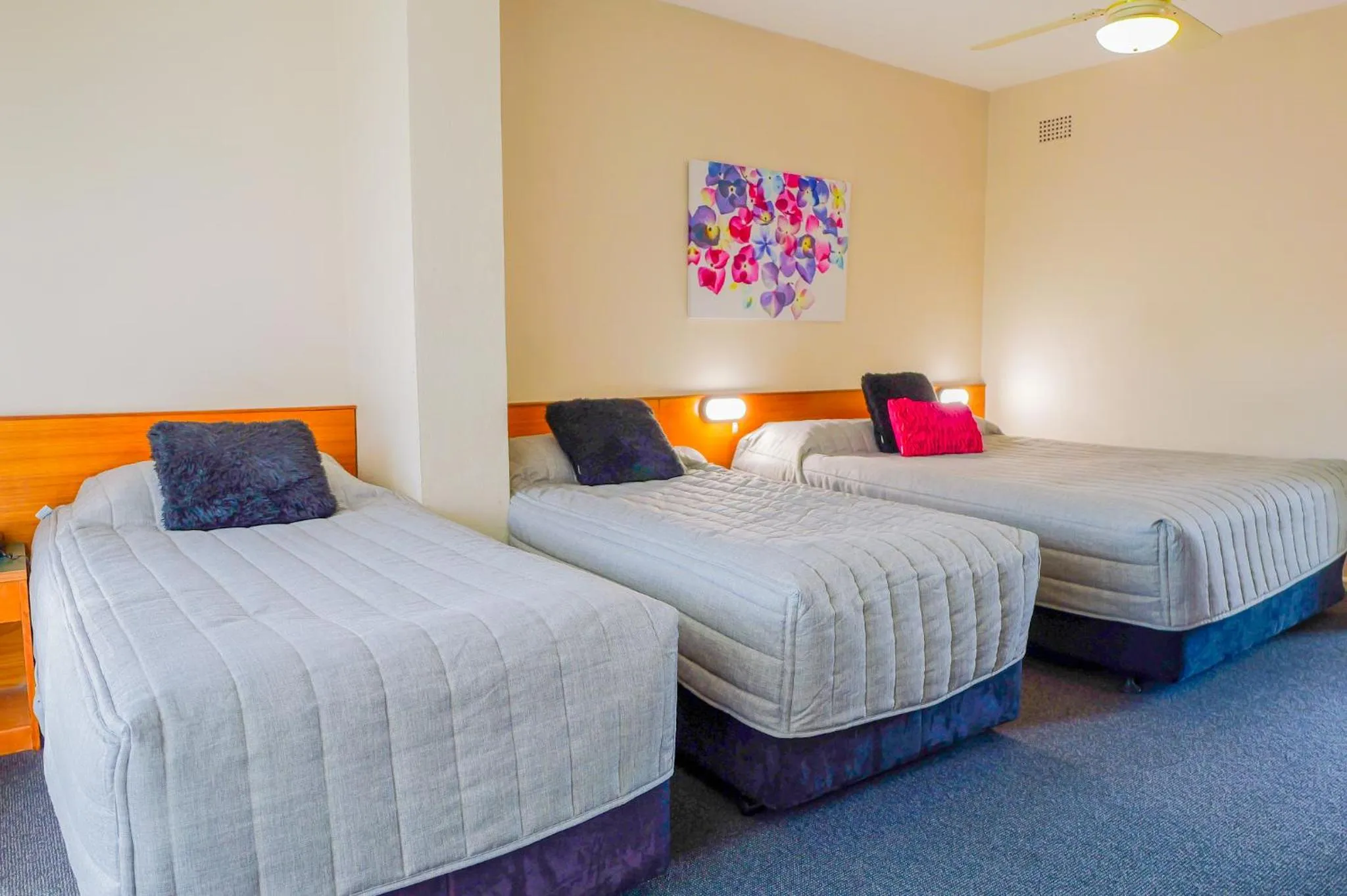 Bed in Abbotsleigh Motor Inn