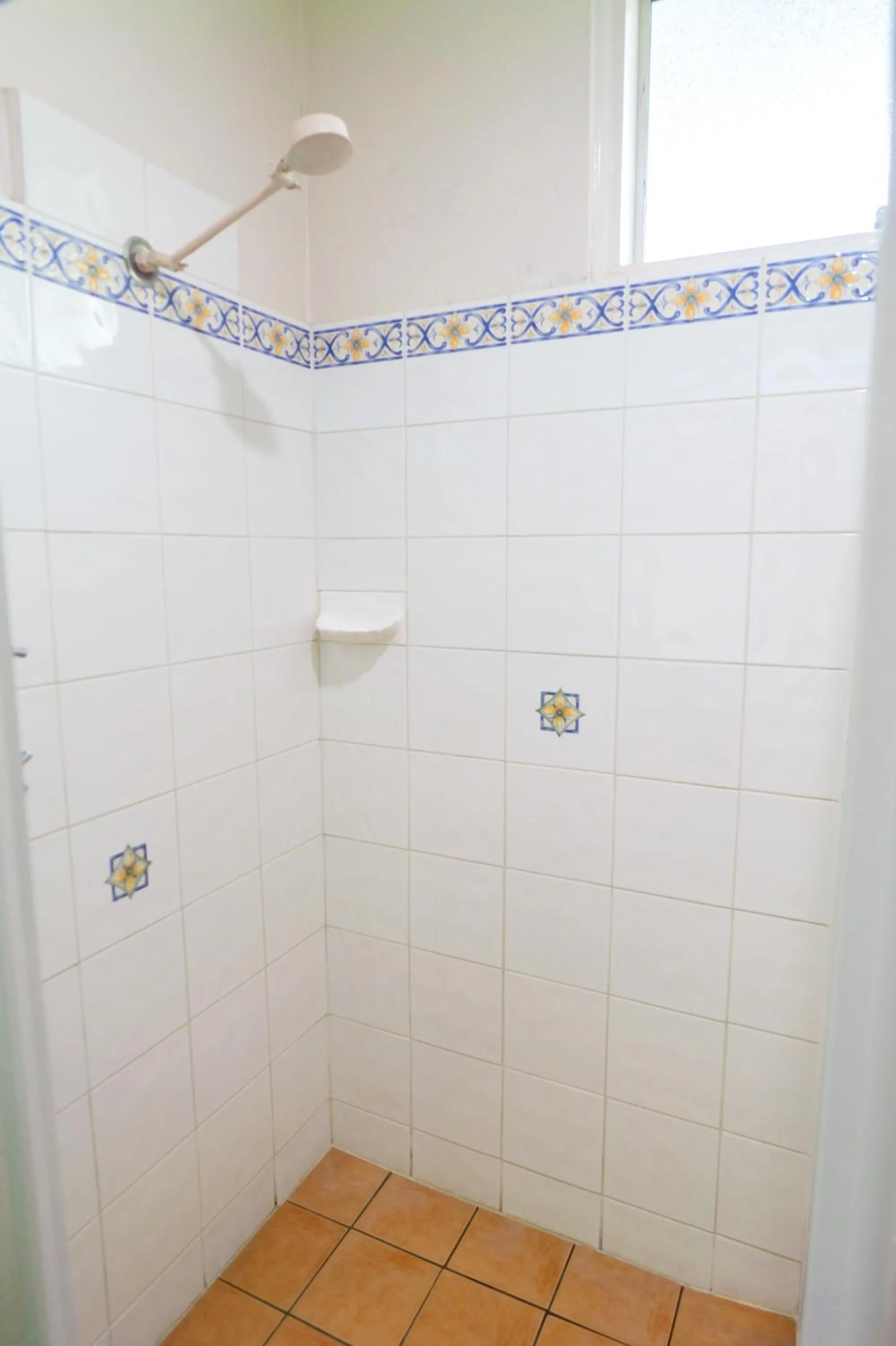 Shower in Abbotsleigh Motor Inn