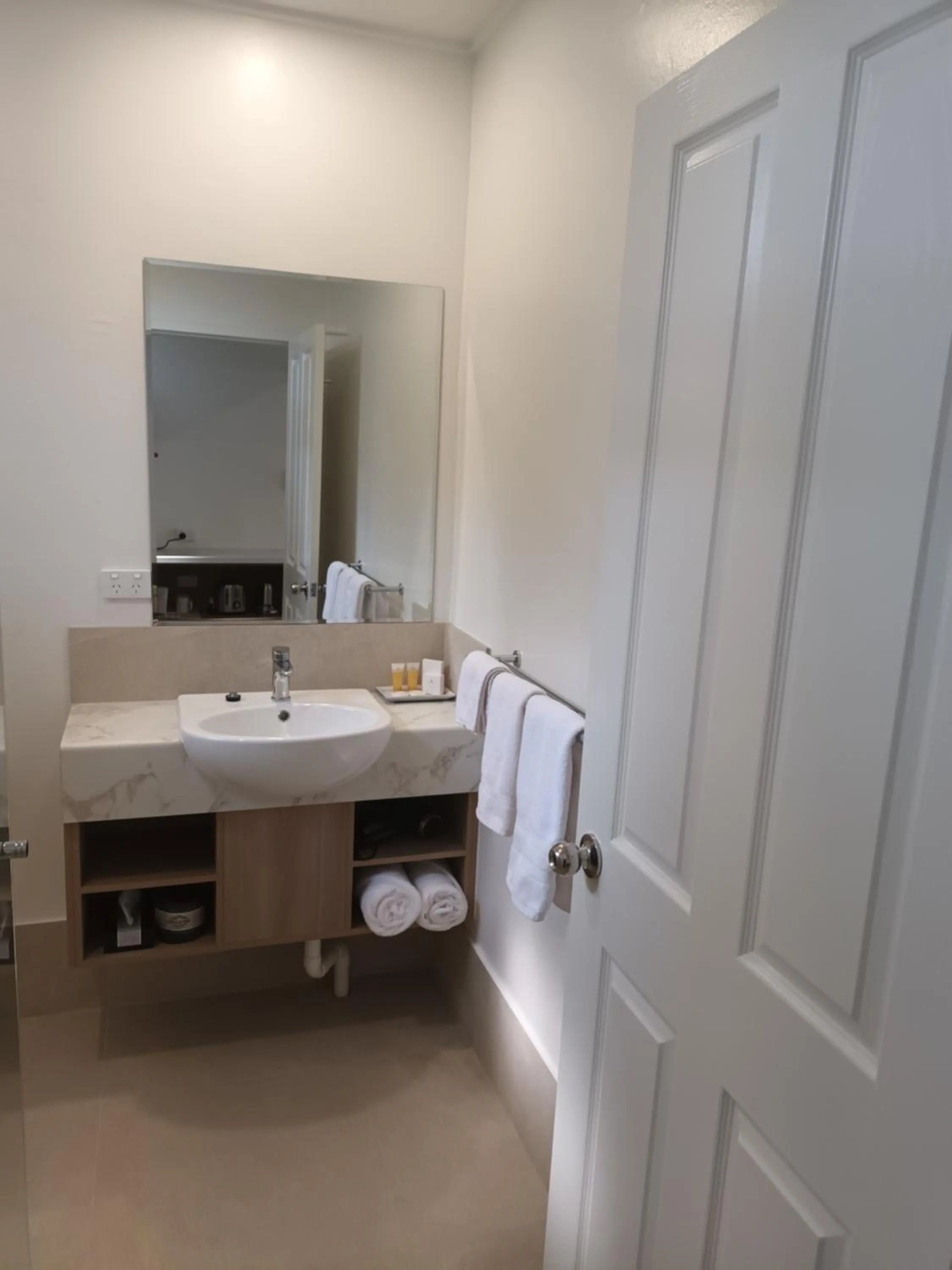 Bathroom in Abbotsleigh Motor Inn