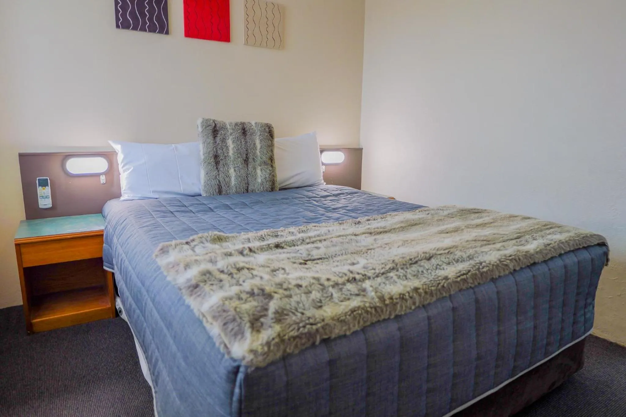 Bed in Abbotsleigh Motor Inn