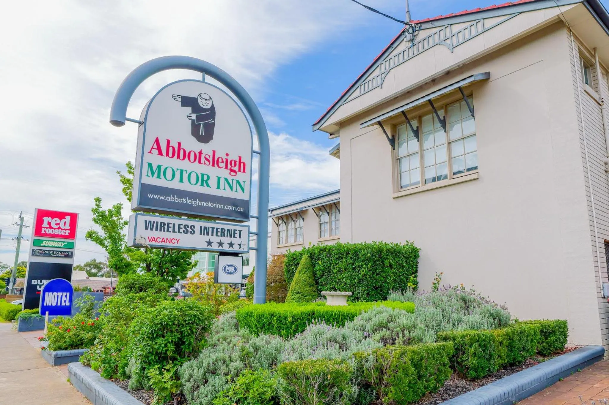 Property building in Abbotsleigh Motor Inn