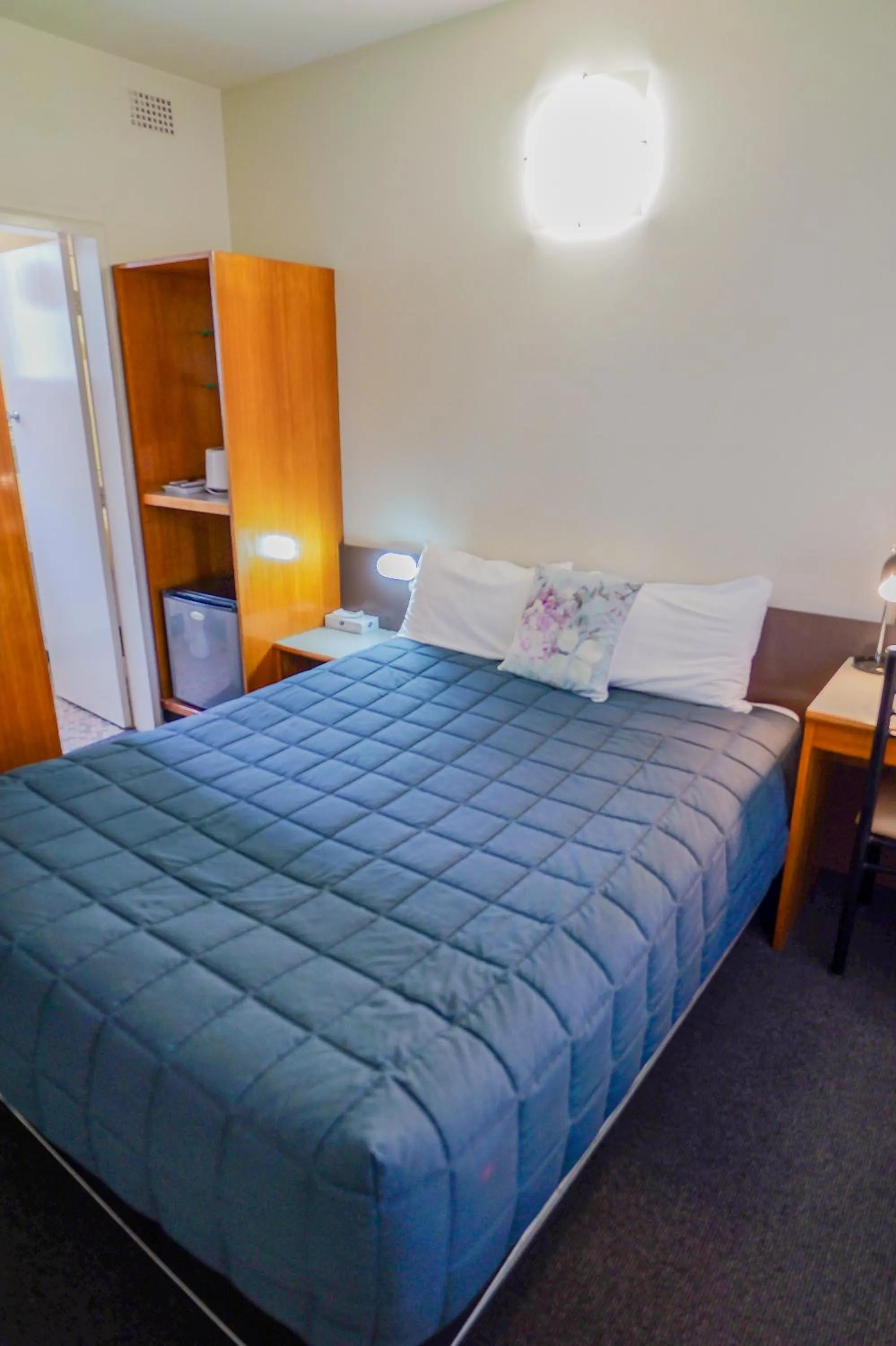 Bed in Abbotsleigh Motor Inn