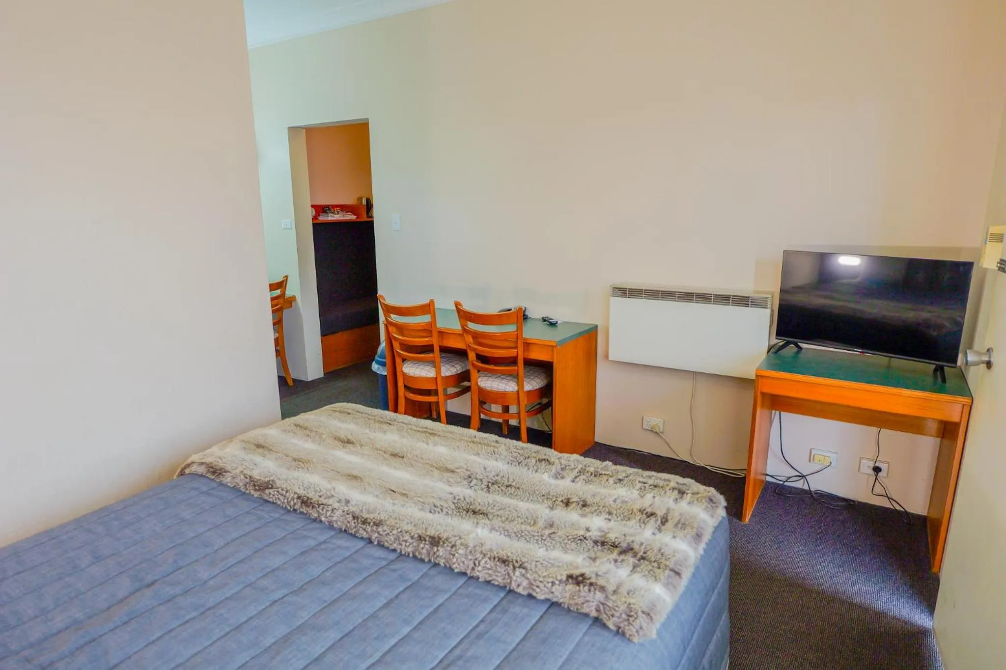 Bedroom, Bed in Abbotsleigh Motor Inn
