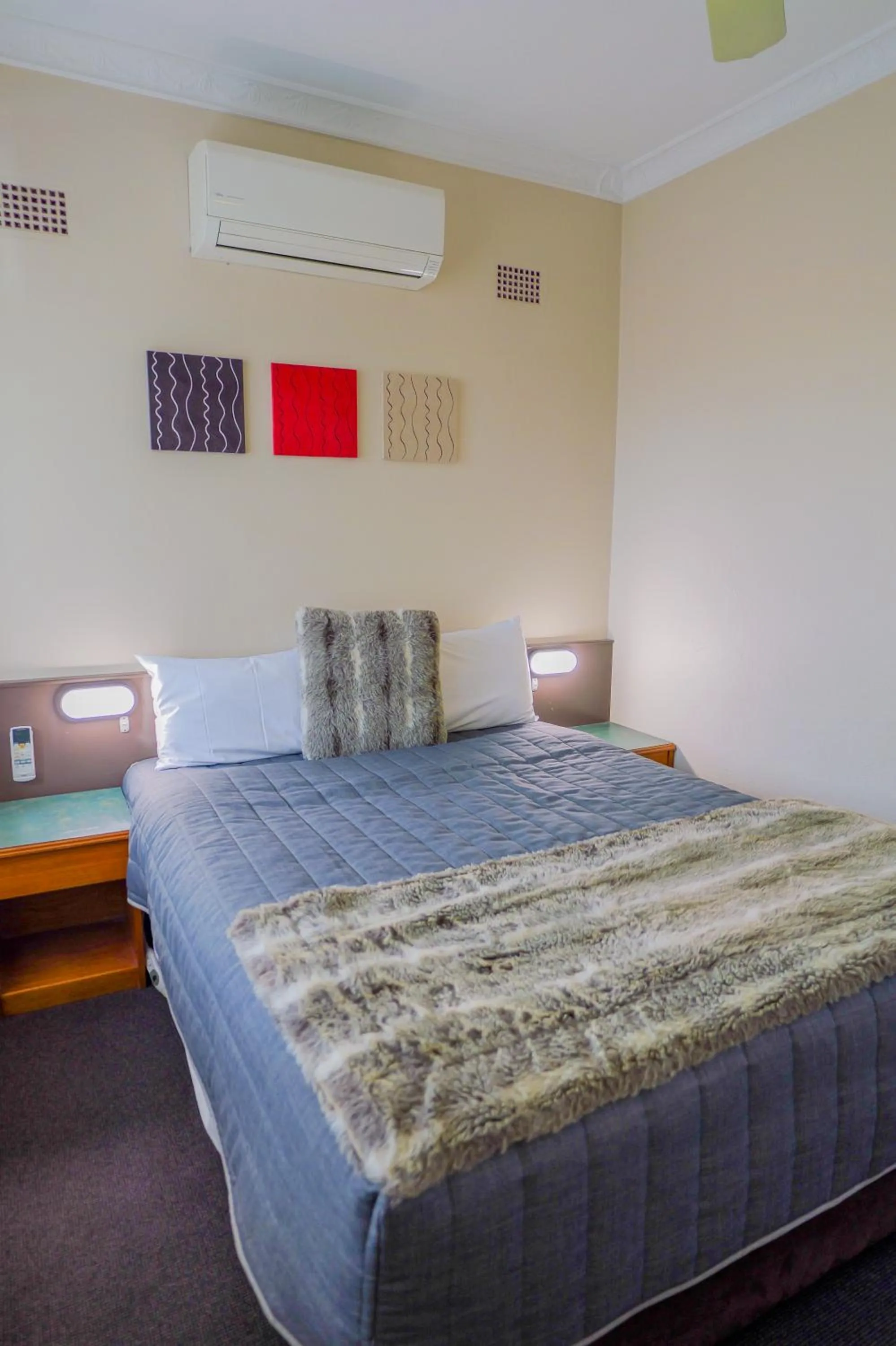 Bed in Abbotsleigh Motor Inn