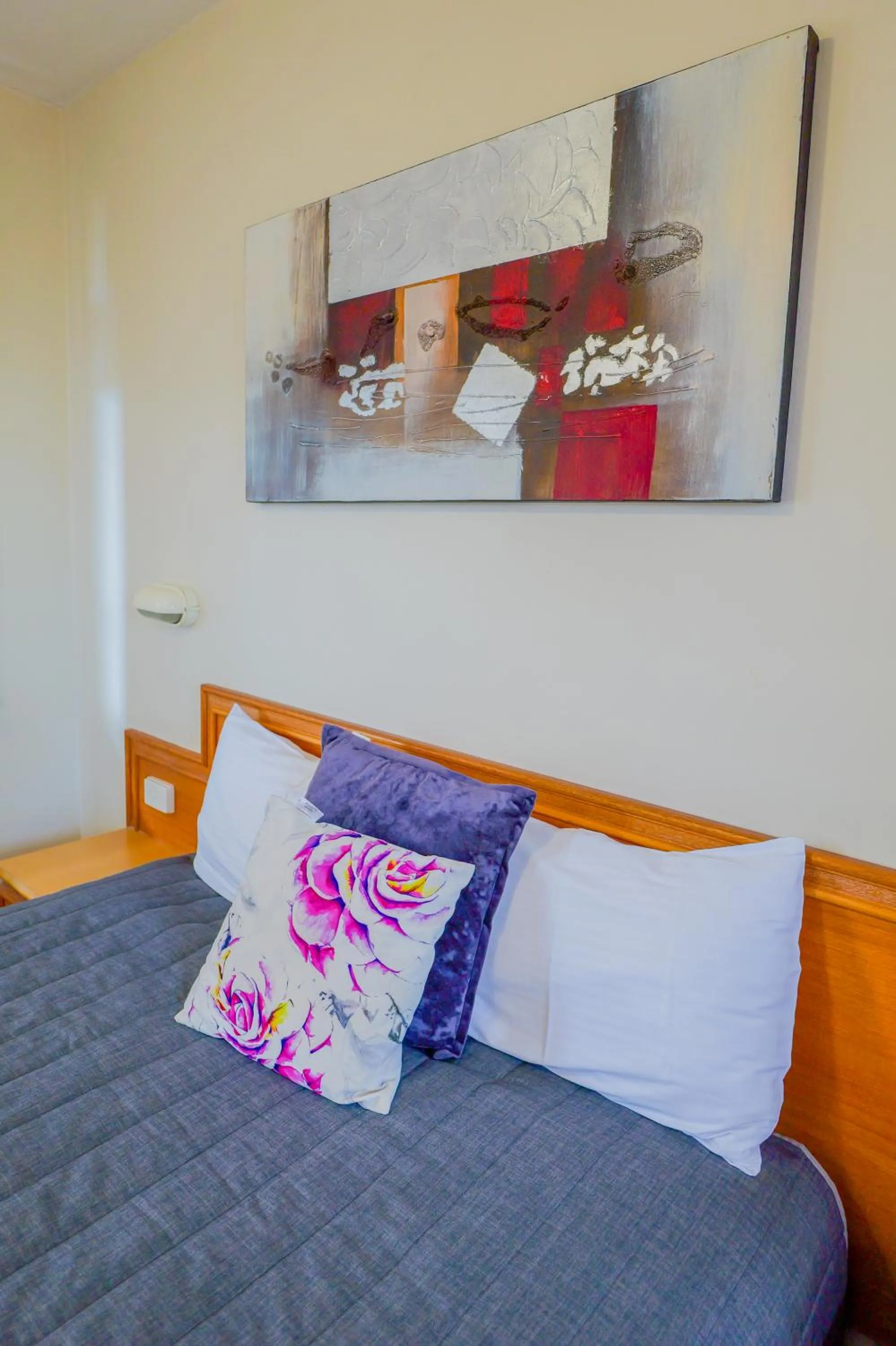 Bed in Abbotsleigh Motor Inn