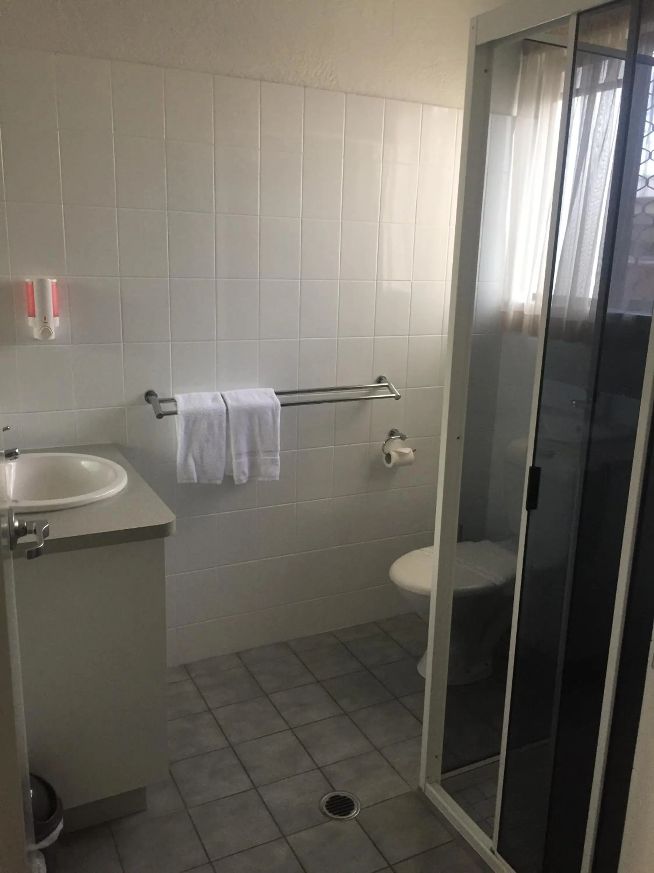 Shower in Bundaberg Spanish Motor Inn
