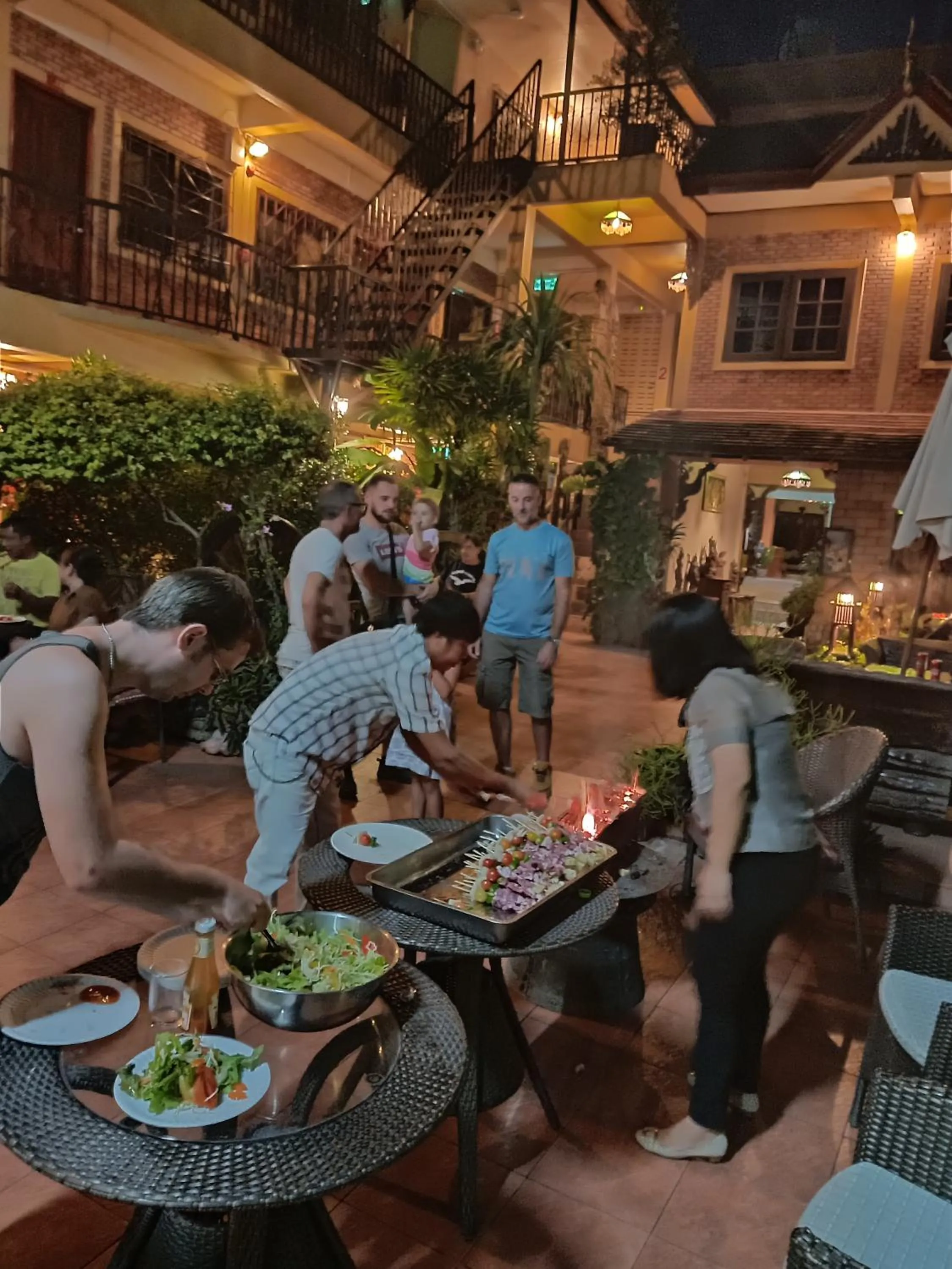 Restaurant/places to eat in S.K. House 1