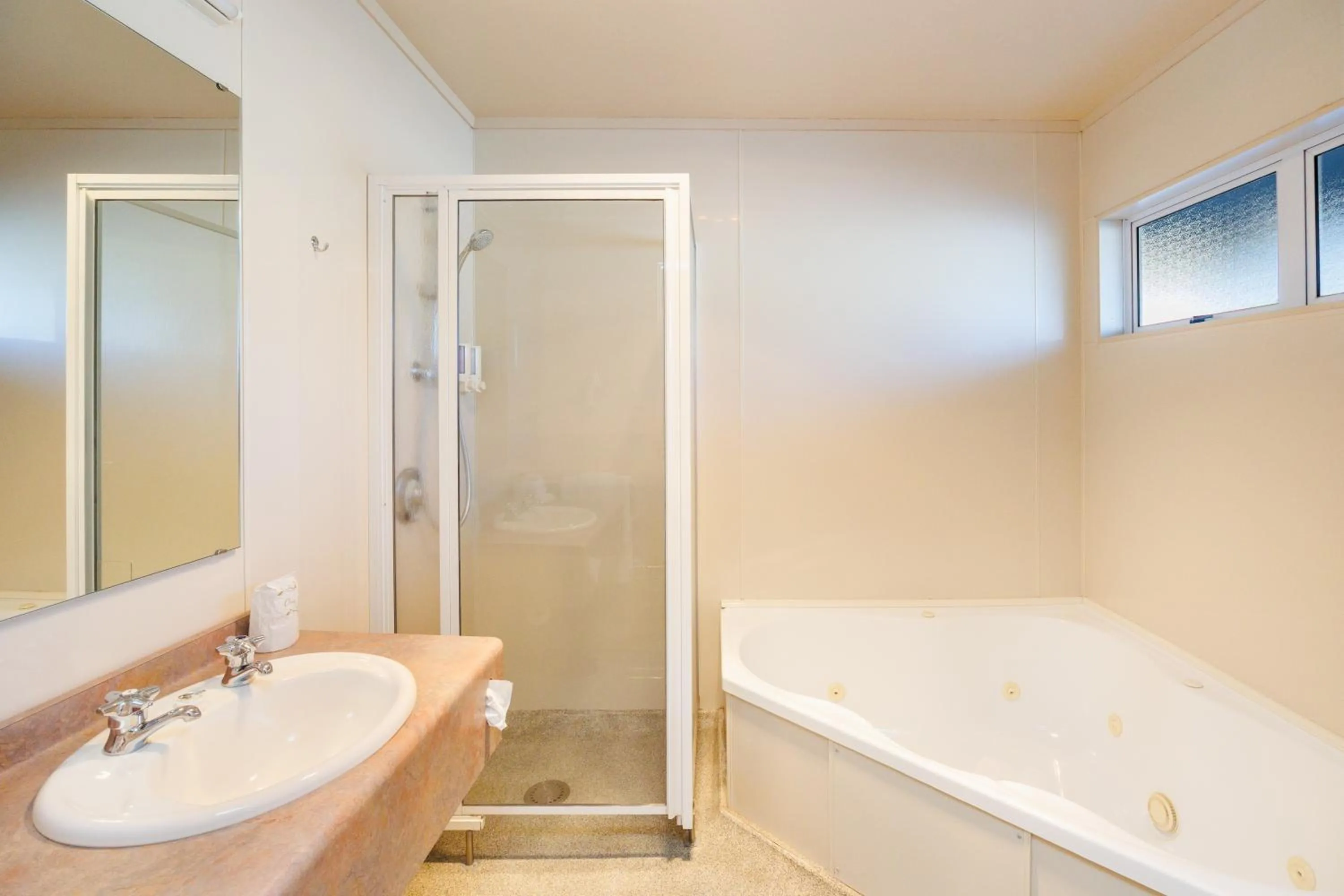 Bathroom in Braemar Motor Lodge