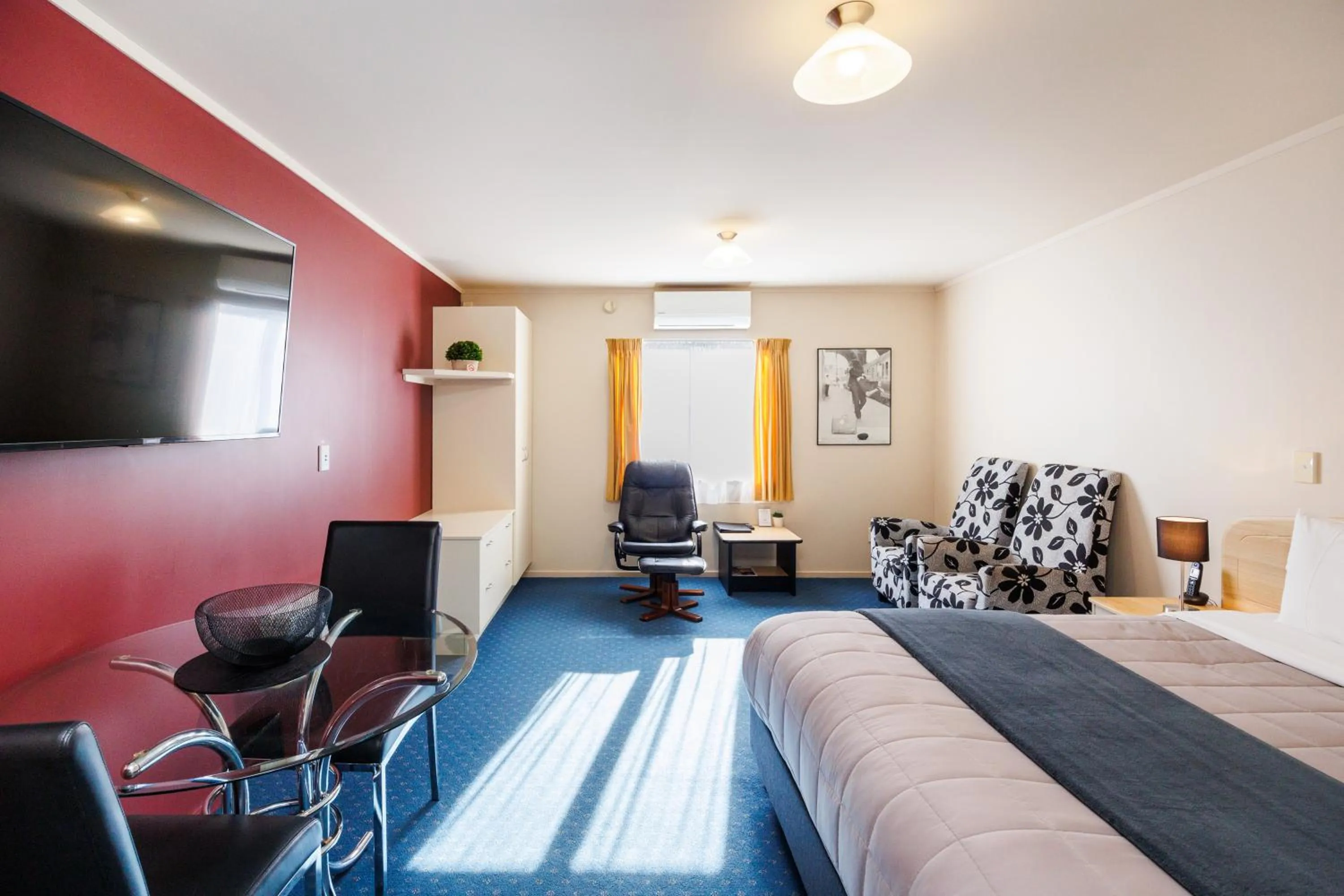 View (from property/room), Bed in Braemar Motor Lodge