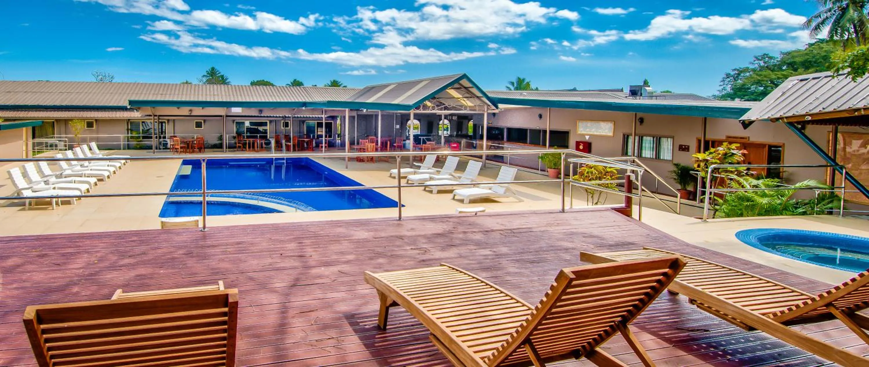 Swimming pool in Tanoa Skylodge Hotel