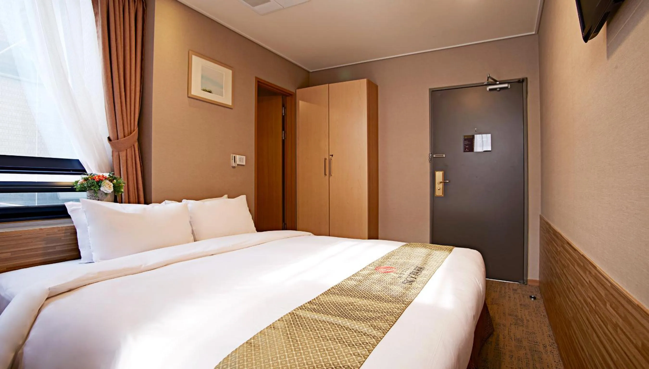 Photo of the whole room, Bed in Hotel Skypark Myeongdong 2