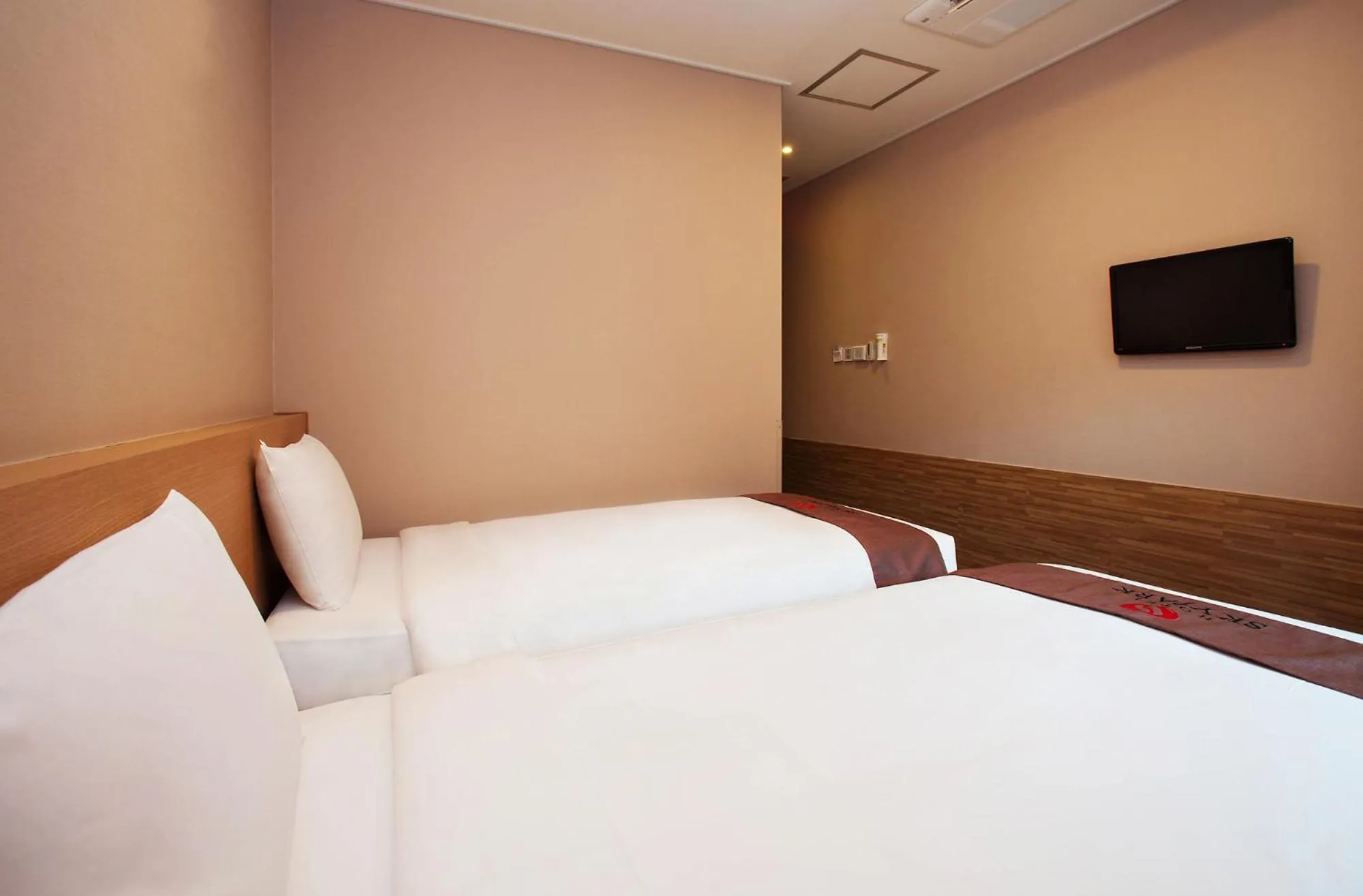 Bedroom, Bed in Hotel Skypark Myeongdong 3