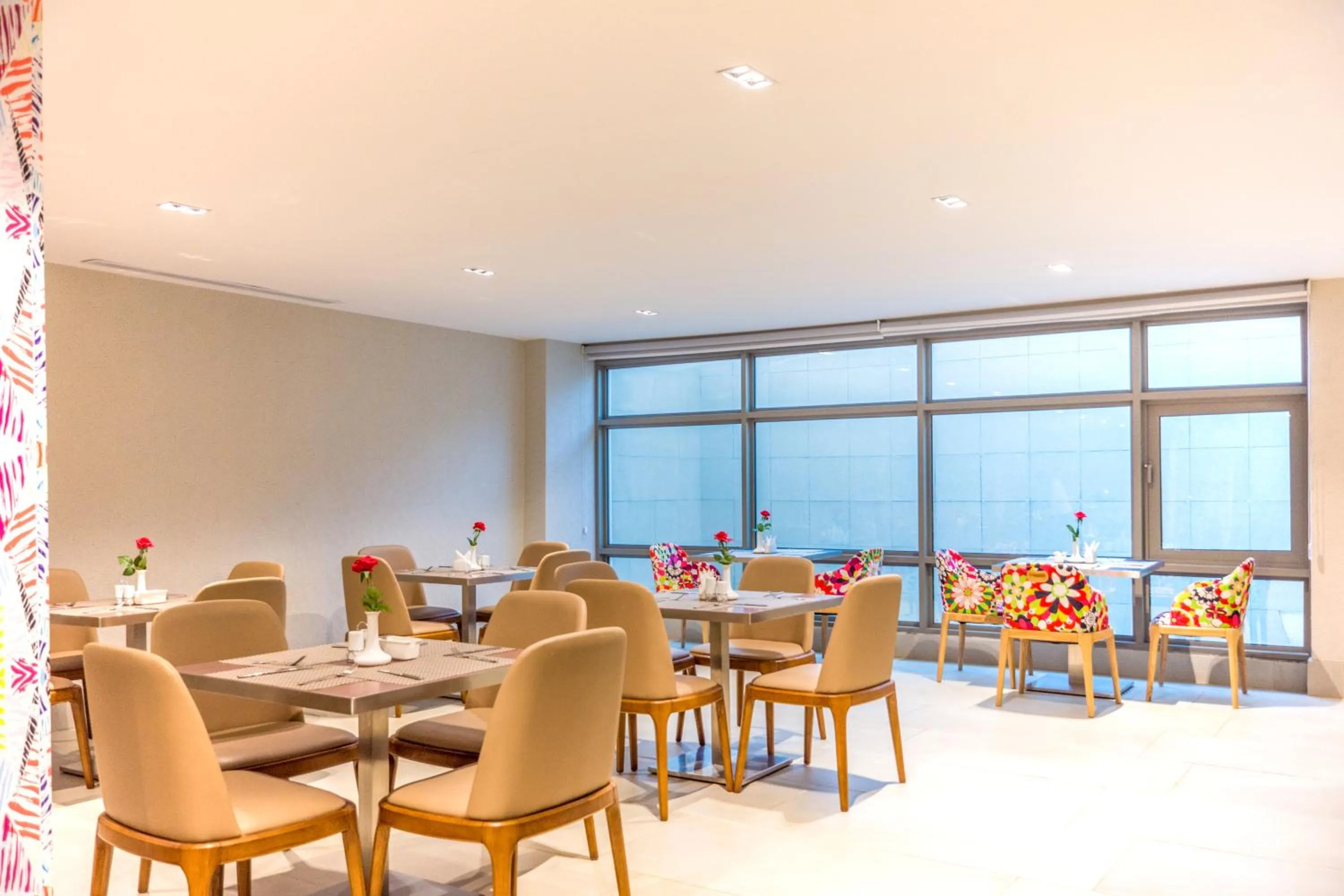 Restaurant/places to eat in Ewaa Express Hotel - Al Hamra