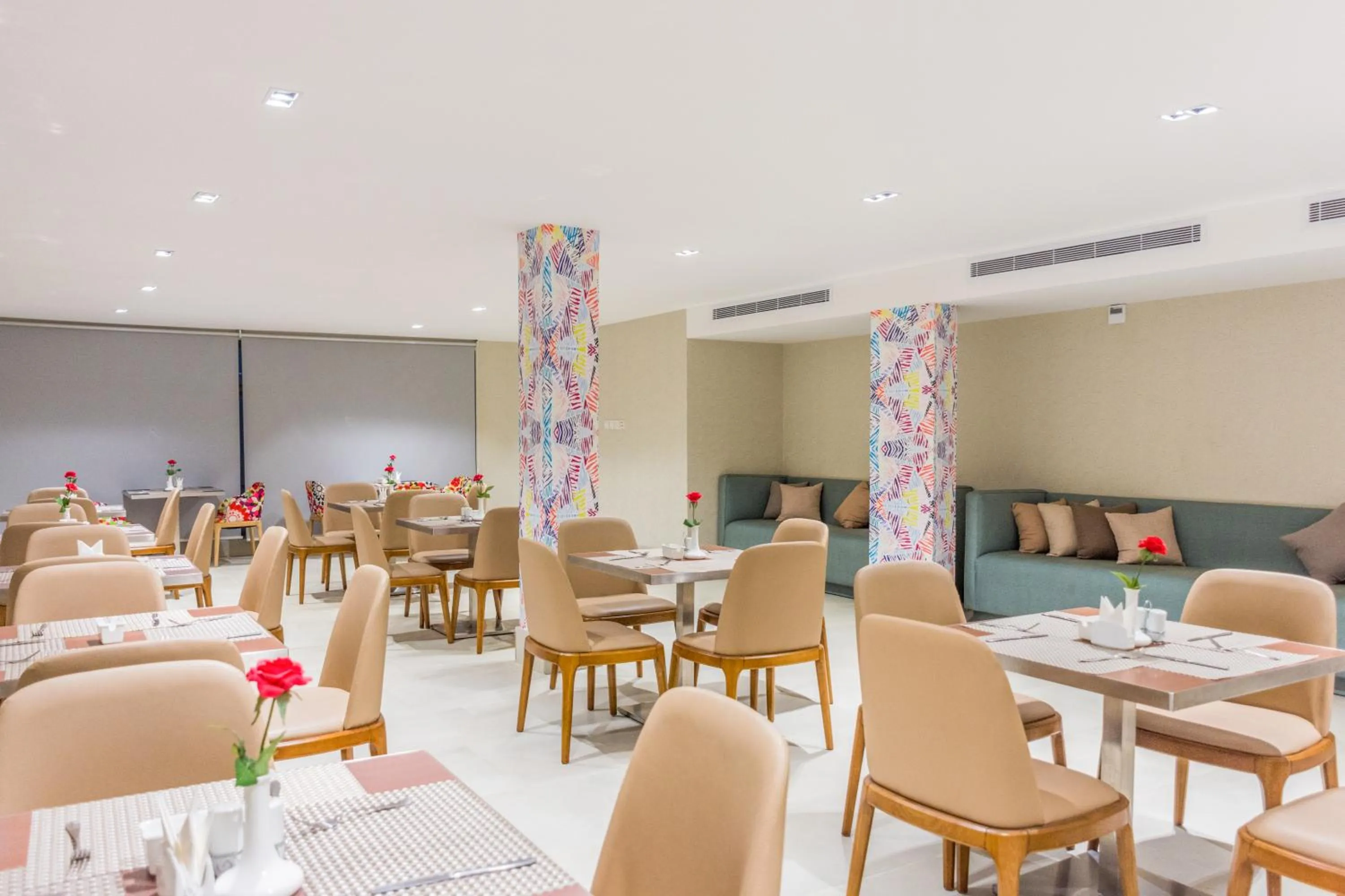 Restaurant/places to eat in Ewaa Express Hotel - Al Hamra