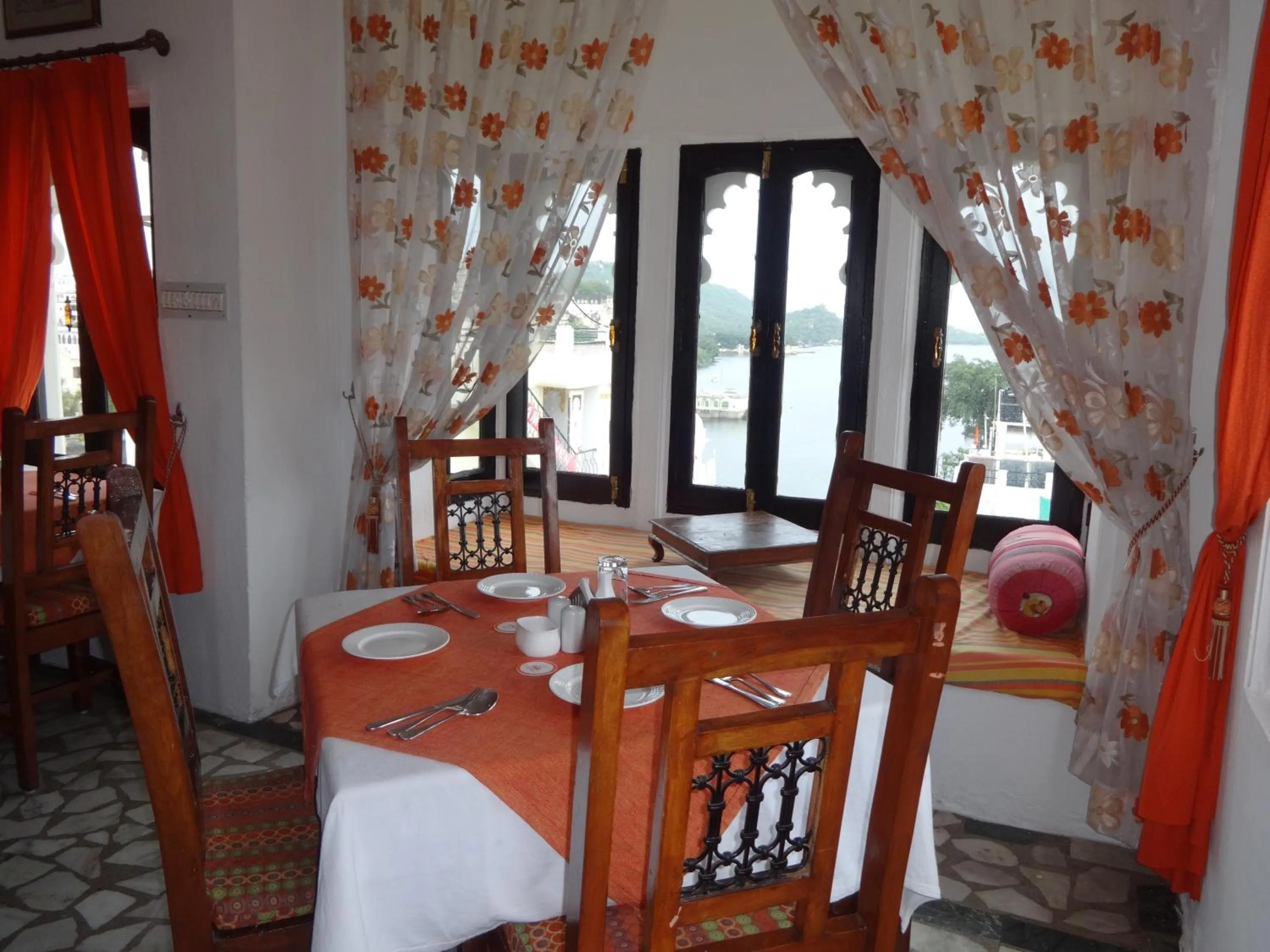 Restaurant/places to eat in Karohi Haveli - A Heritage Hotel